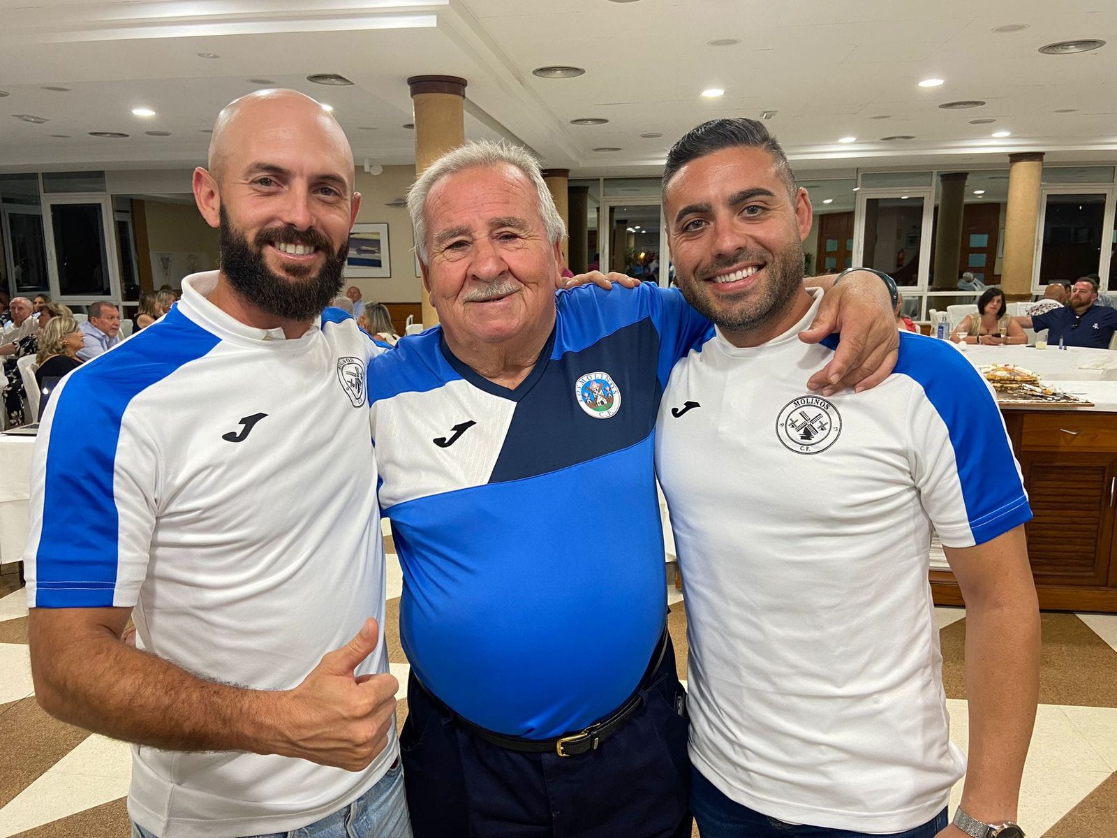 Manuel Lazo Felices 'Lolo', en el centro, junto a dos componentes de Los Molinos durante un acto del club almeriense.