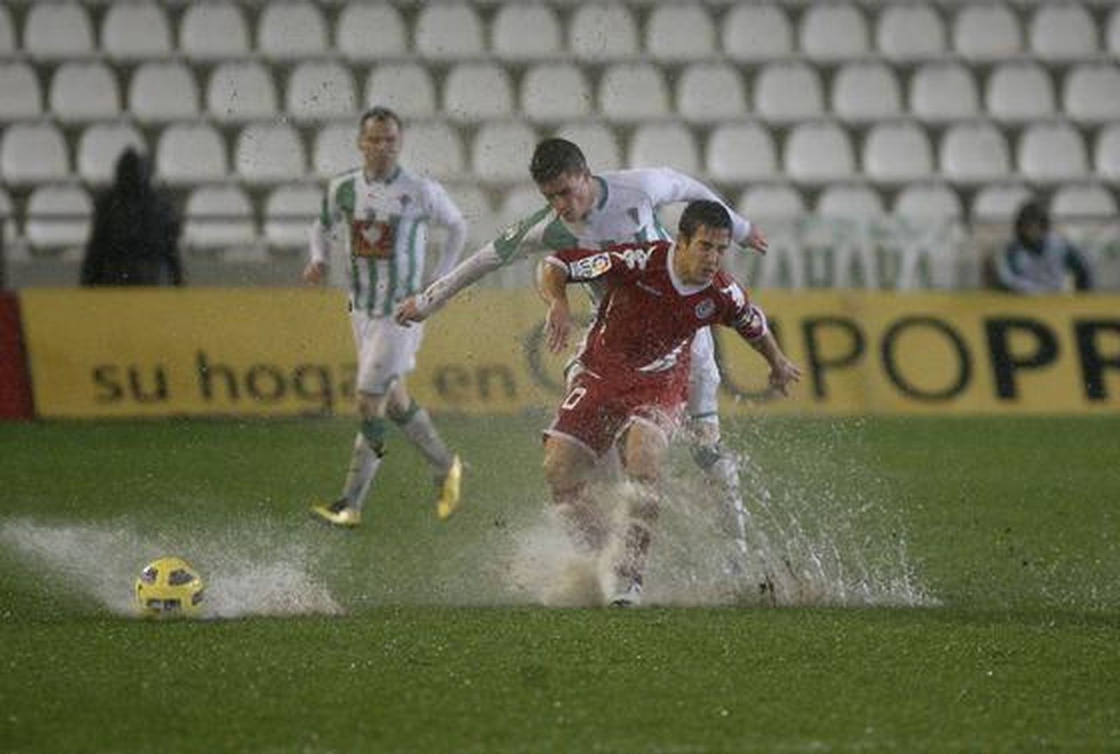 El Córdoba vence al Valladolid 1-0 bajo un diluvio en el Arcángel. / José Martínez