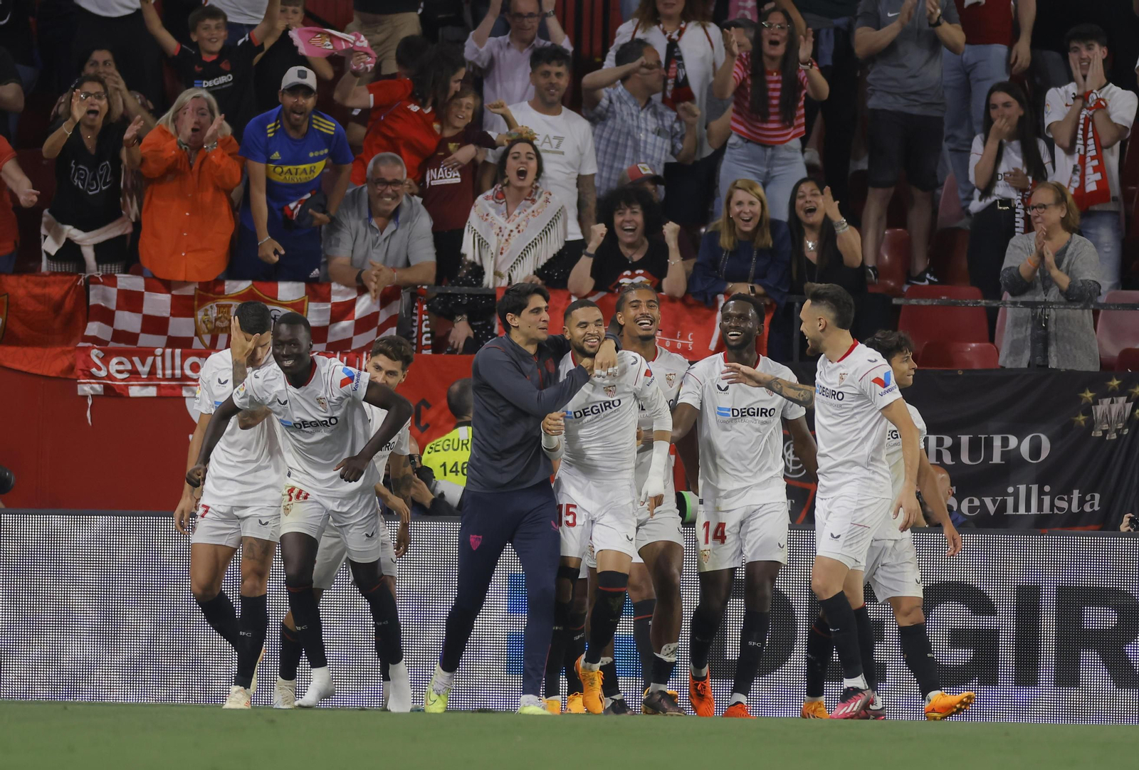 Los futbolistas del Sevilla celebran el triunfo.