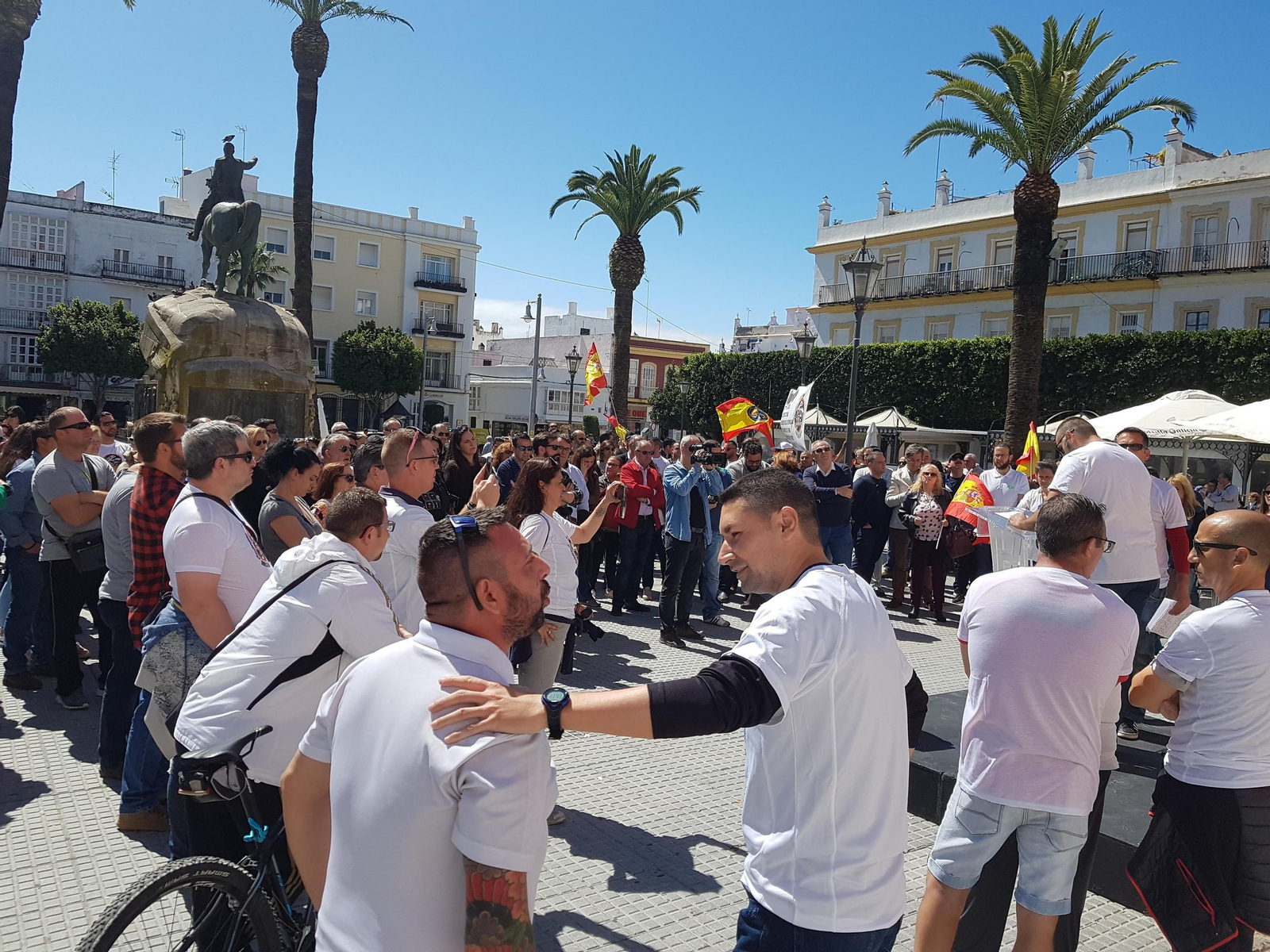 Concentración convocada por 45 Sin Despidos en la Plaza del Rey para reivindicar una solución a la salida de militares de las Fuerzas Armadas con 45 años.