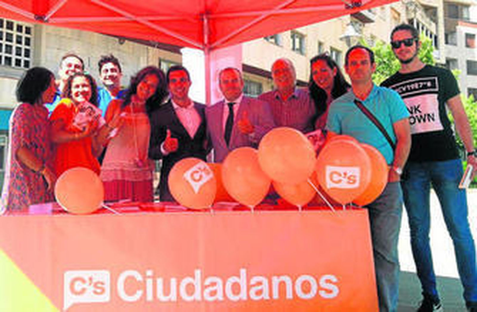 Manuel Repiso, junto a Julio Díaz y otros miembros de C's, en un punto de información instalado en la capital.