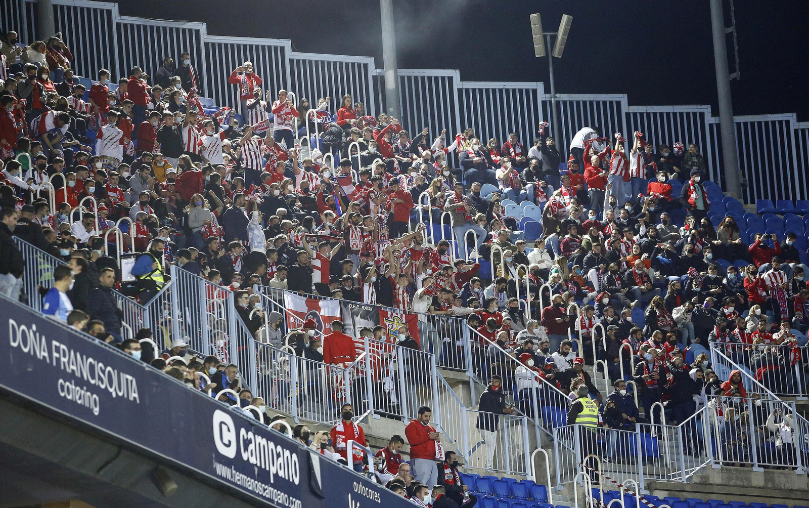 Afición del Almería en la grada.