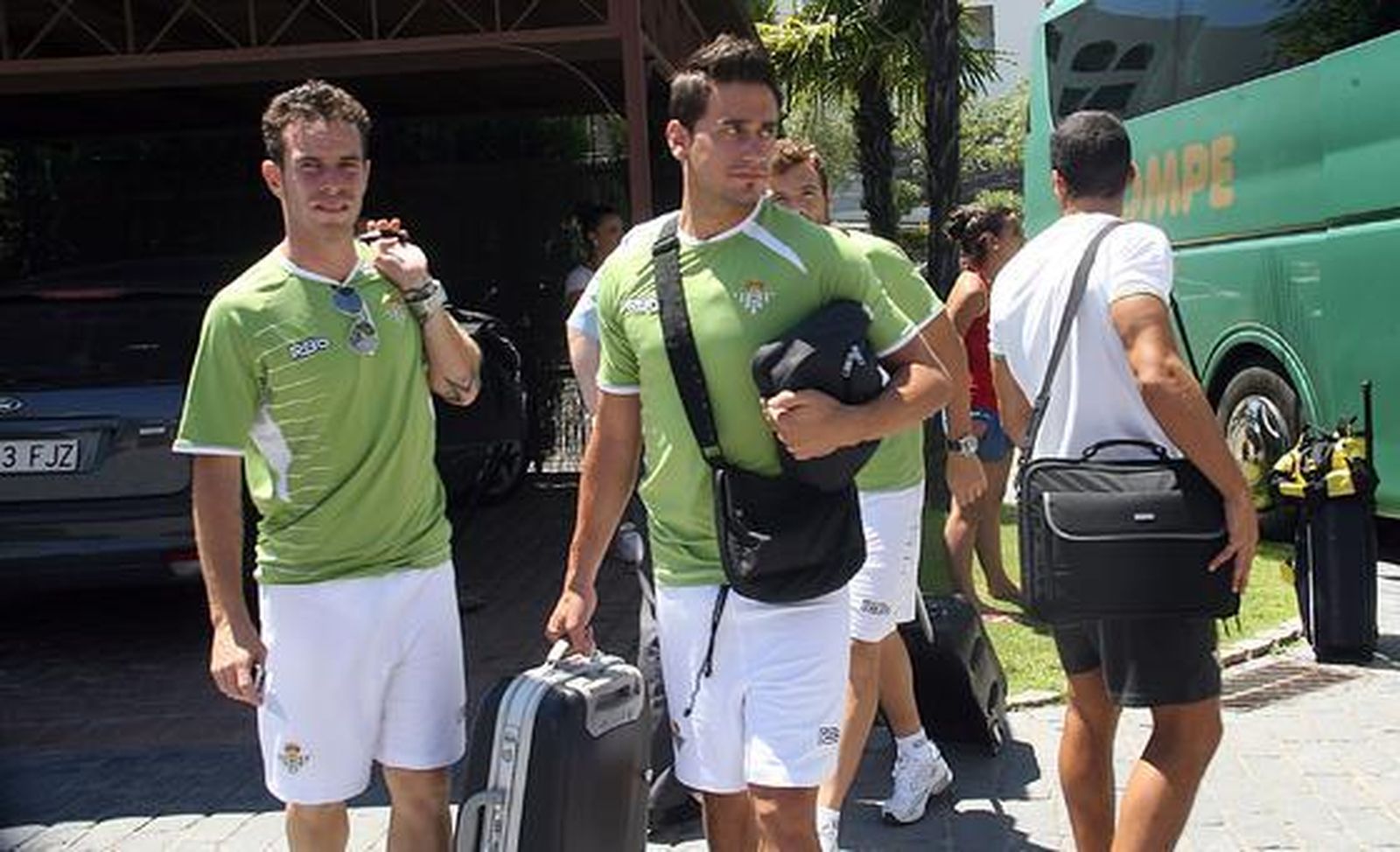 Fernando Vega junto a Casto y Rodri a su llegada a el Portil.  Foto: Espínola