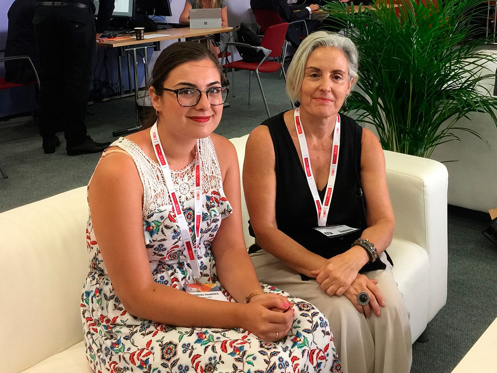 Manuela Romero (a la izquierda) junto a Teresa Romero, las dos profesionales galardonadas.