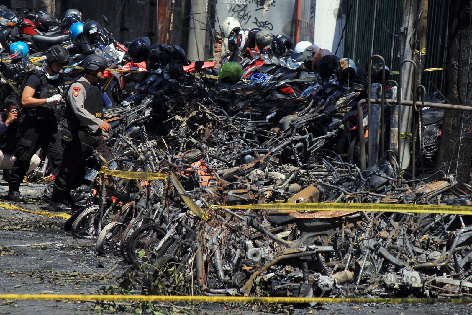 Las imágenes del triple atentado contra la minoría cristiana en Indonesia