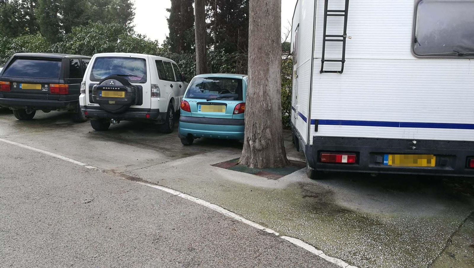 Vehículos con matrícula de Gibraltar, estacionados en Guadacorte.