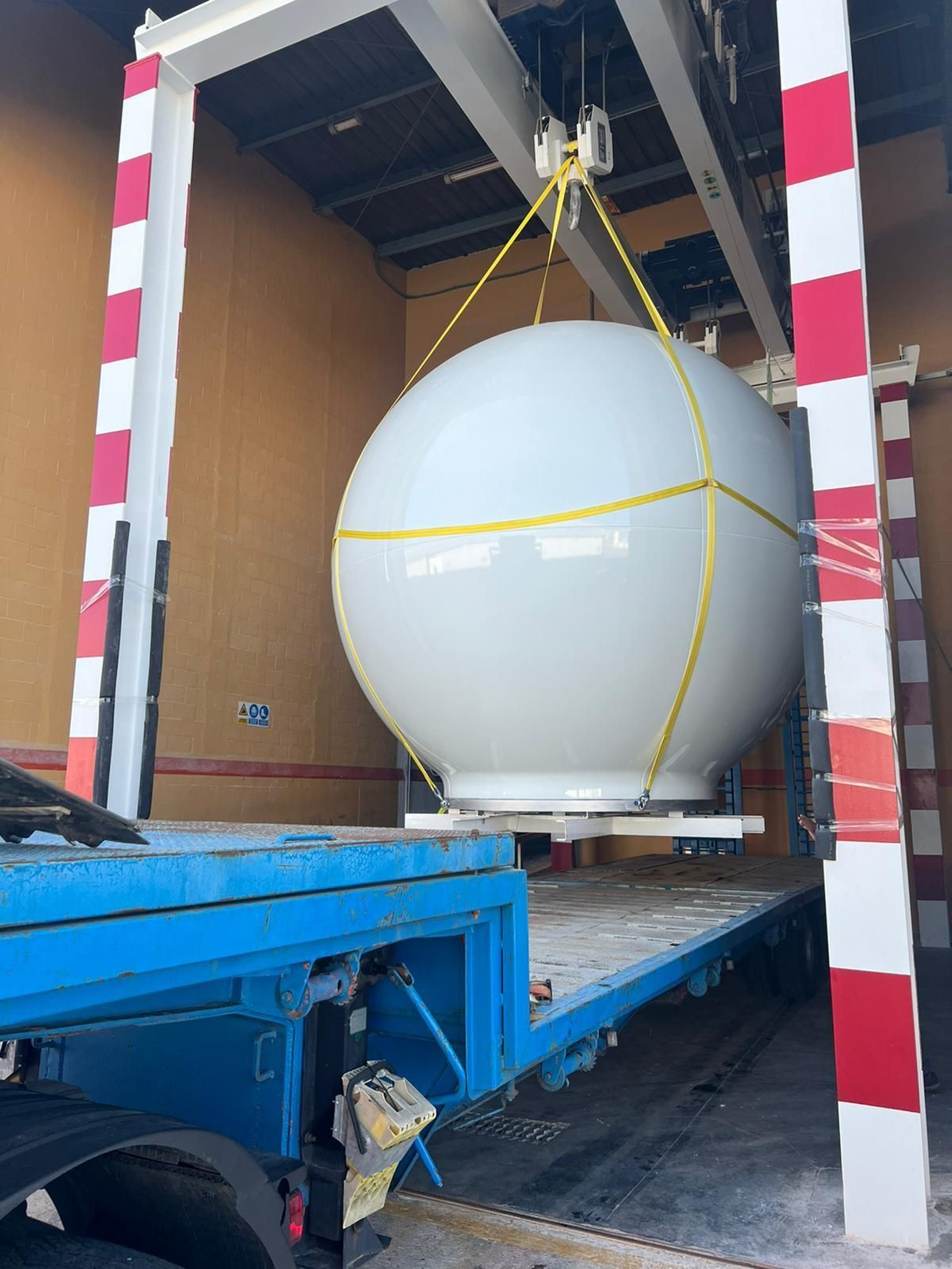 Operativo especial en Zona Franca para el traslado de un satélite de crucero