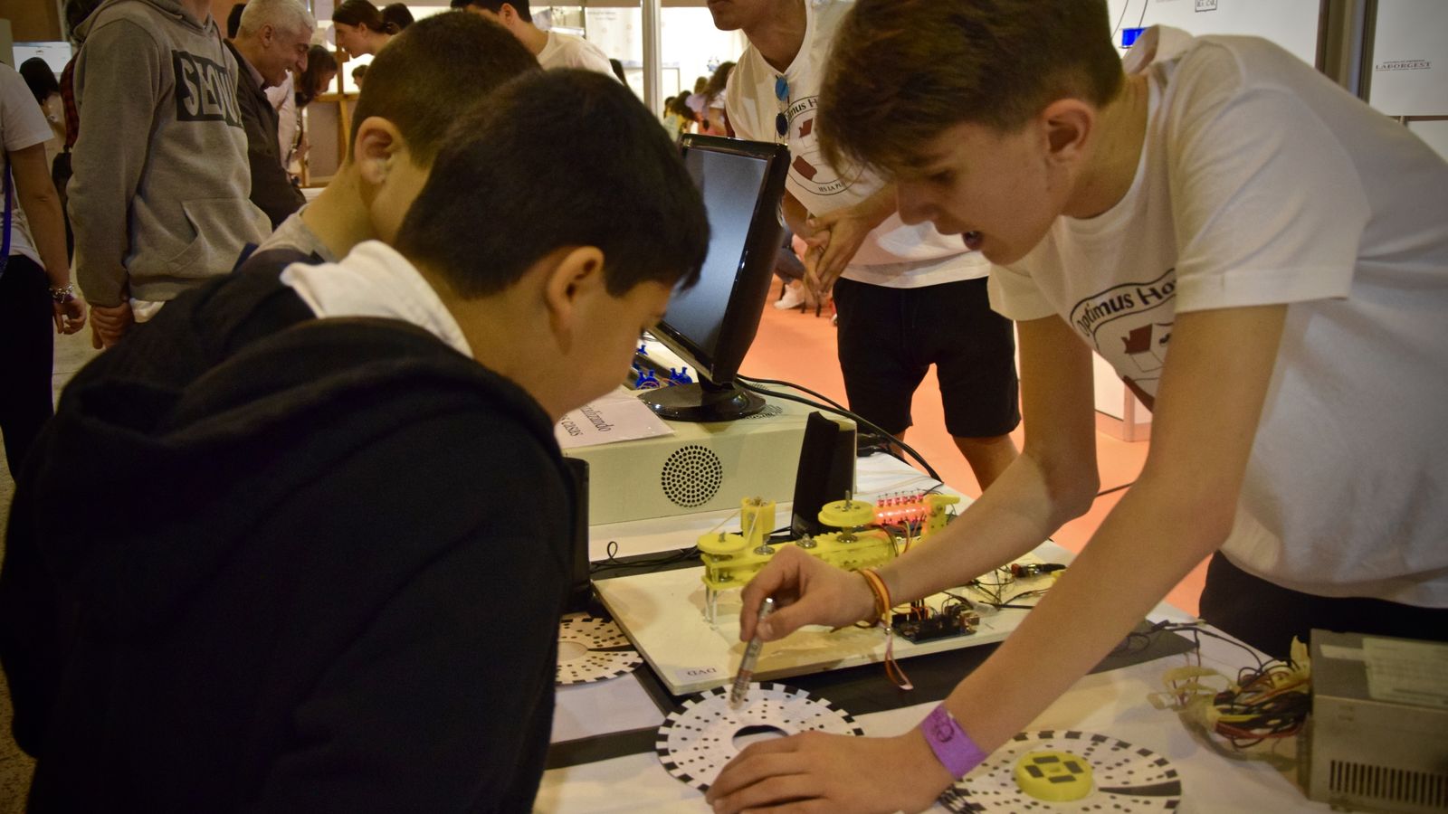 Jóvenes en una de las demostraciones científicas, en una edición anterior de la Feria de la Ciencia.