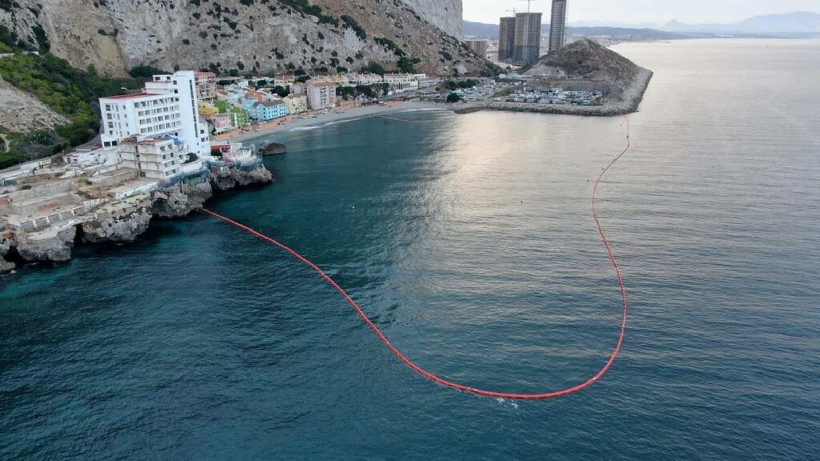 Nueva barrera anticontaminación en la costa gibraltareña