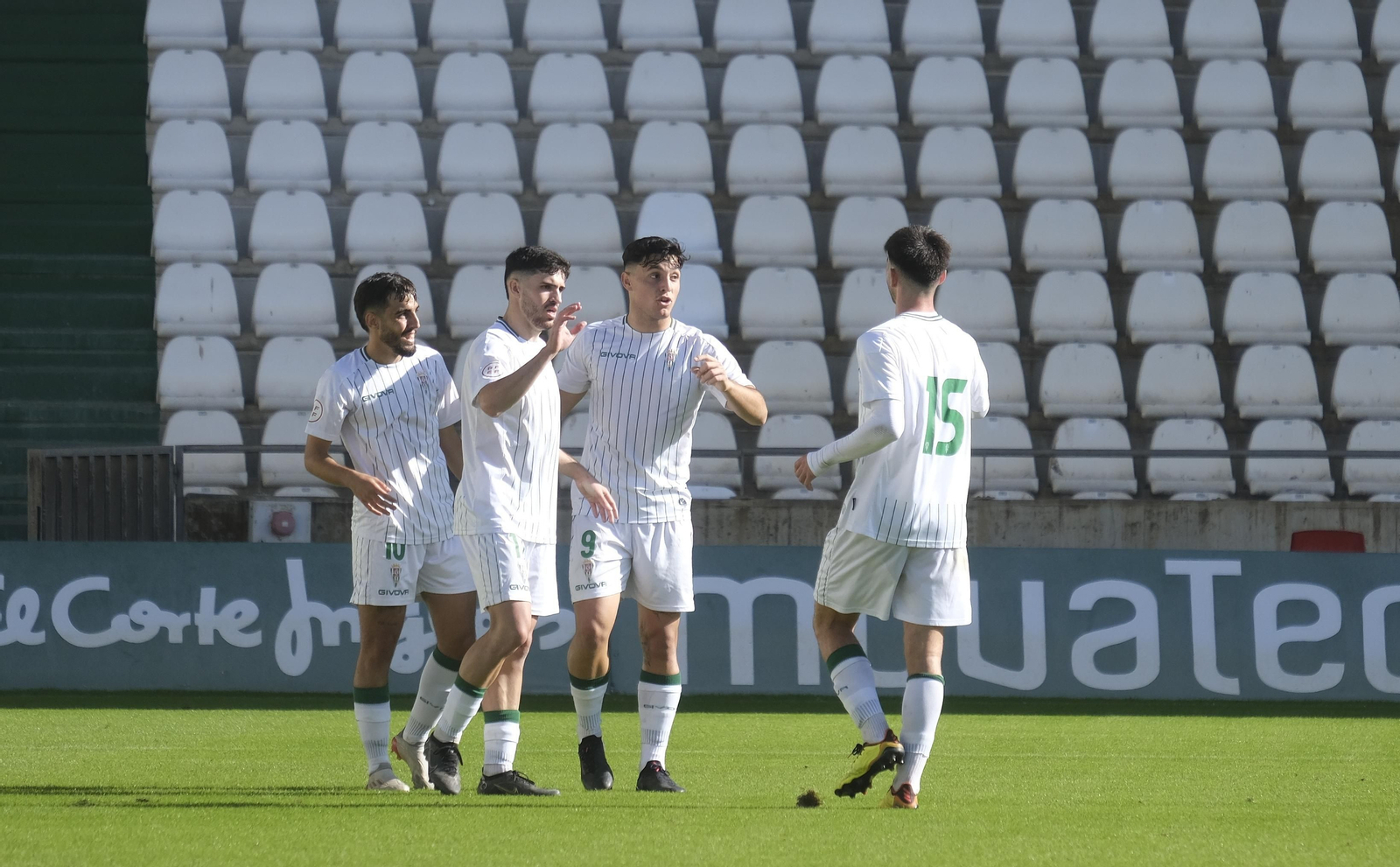 Los blanquiverdes celebran uno de sus goles en el Arcángel.