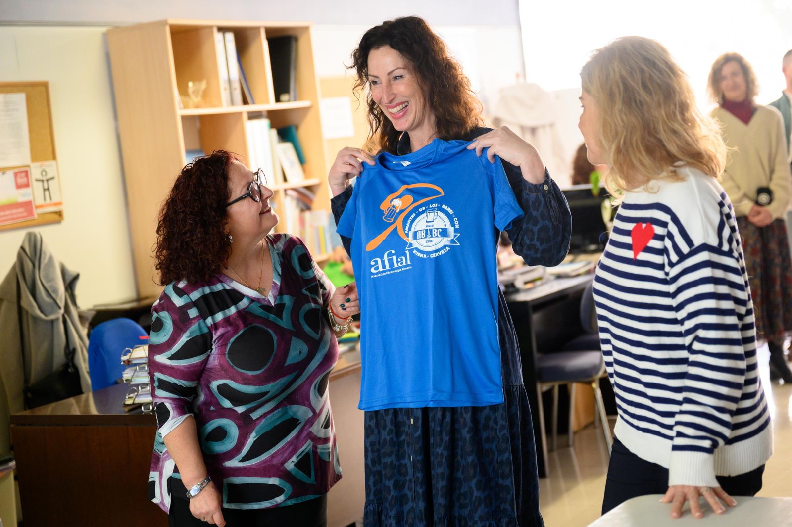 María del Vázquez adelanta a la Asociación de Fibromialgia y Síndrome de Fatiga Crónica de Almería, que atiende a unos 250 usuarios, que recibirá la recaudación de la XI Carrera de la Mujer
