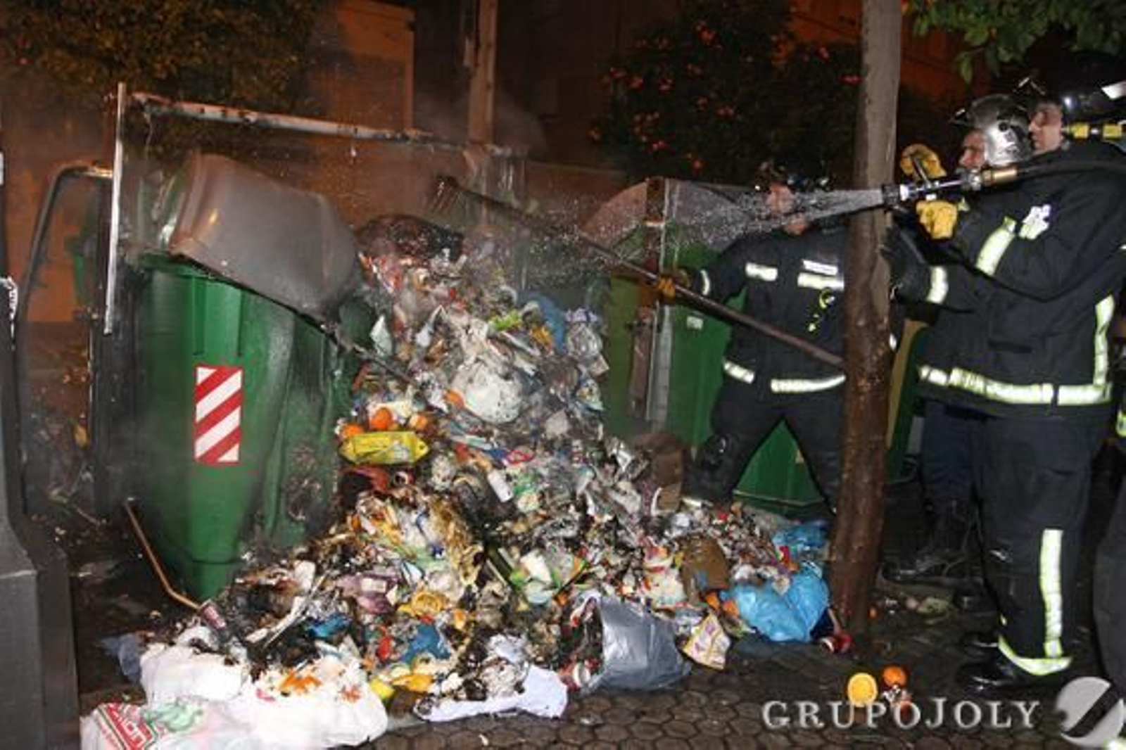 Quema de contenedores durante la huelga de Lipasam.

Foto: B.Vargas