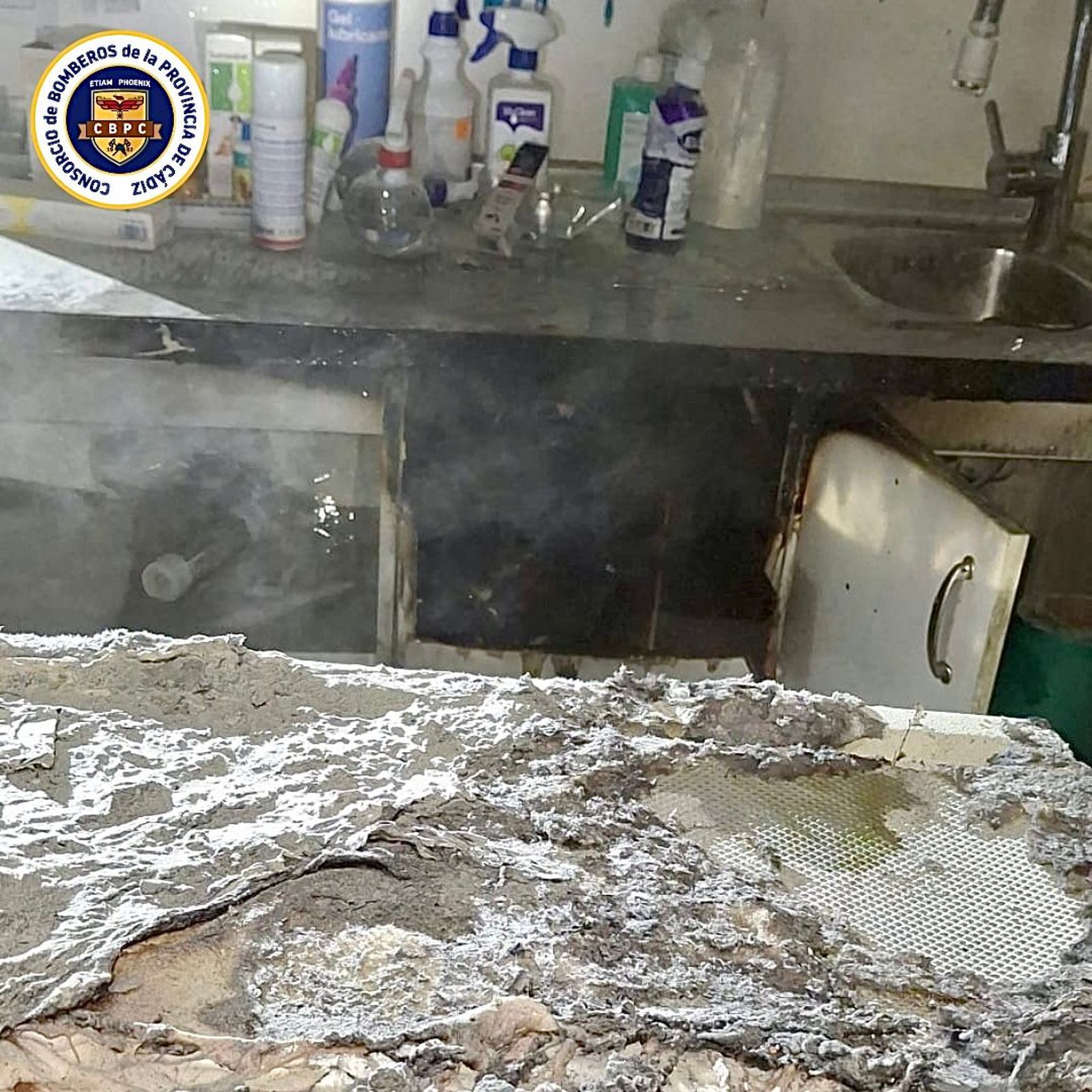 Una imagen del incendio en la clínica veterinaria de San Fernando difundida por el Consorcio de Bomberos de la Provincia de Cádiz