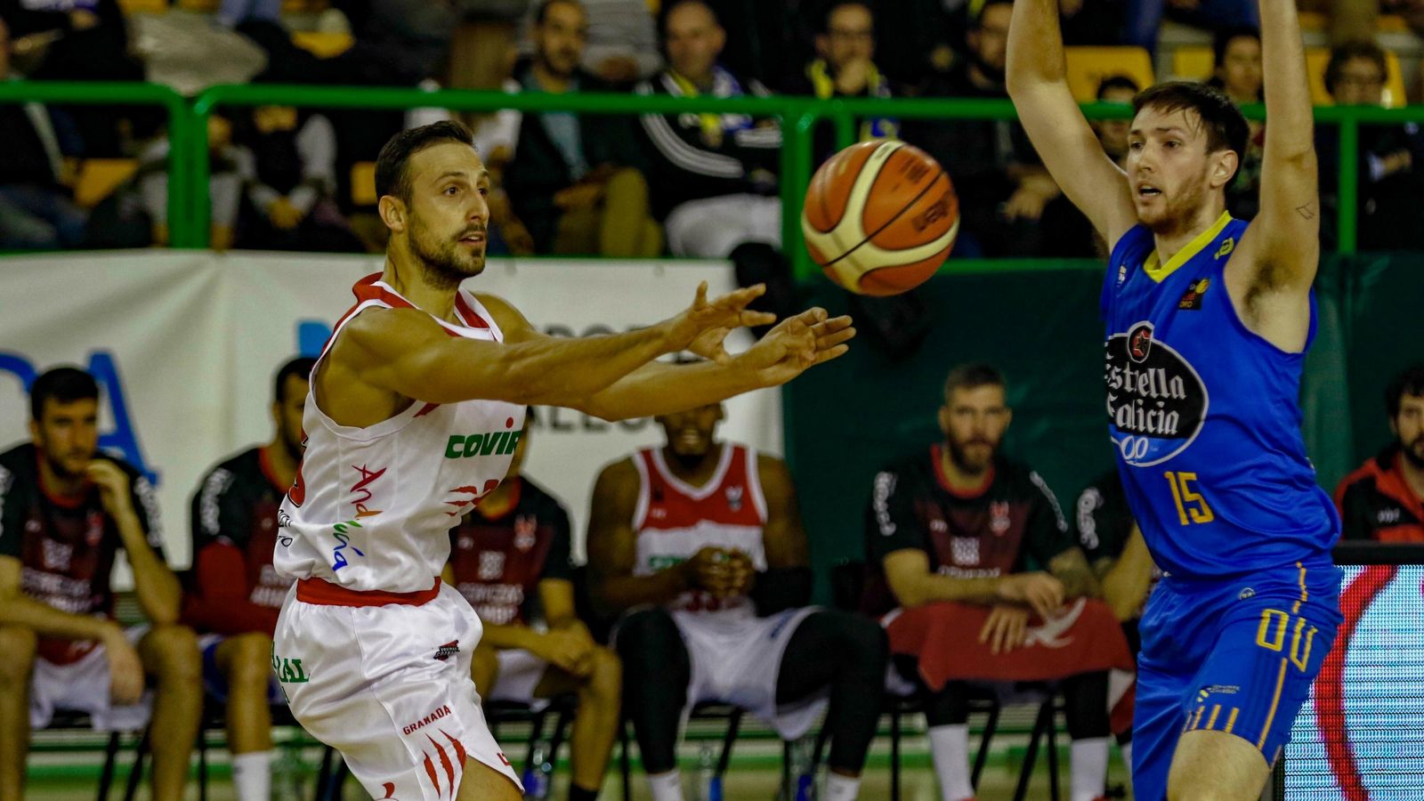 Carlos de Cobos pasa el balón a un compañero