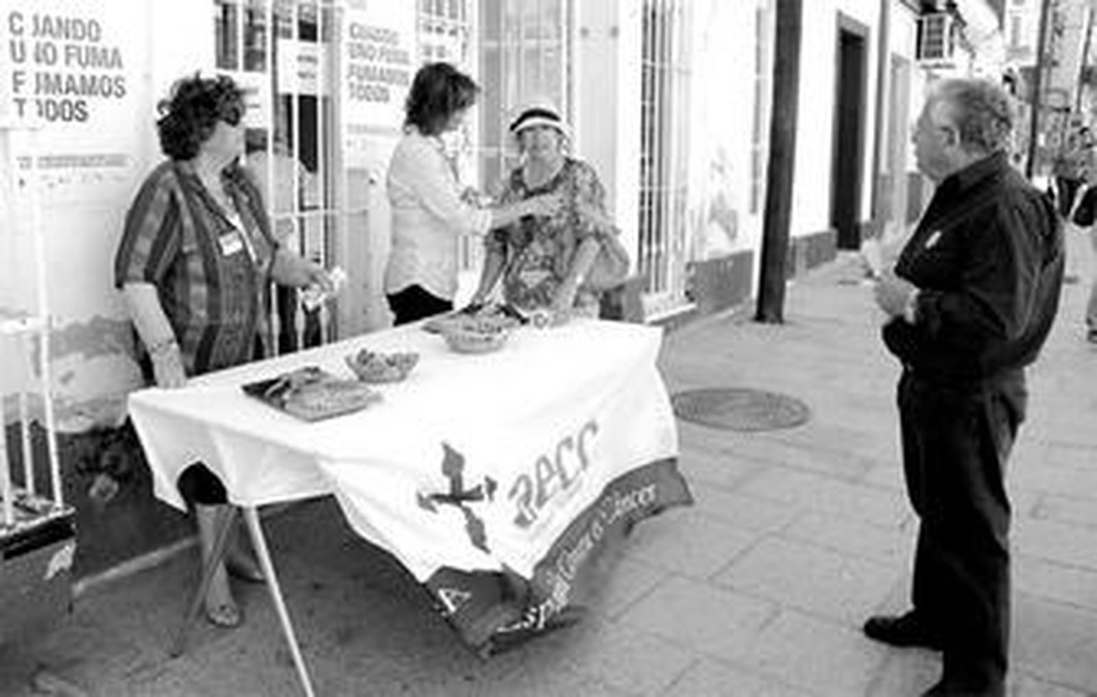 Mesa informativa de la Asociación Española Contra el Cáncer, en la calle Real.