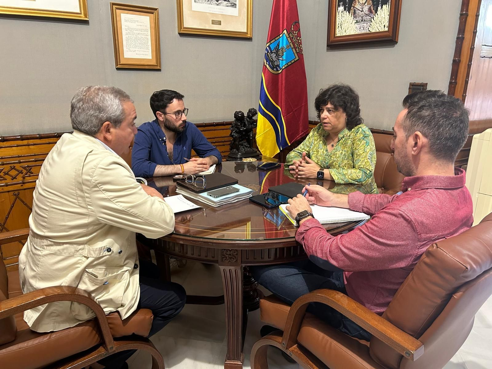 Reunión de la alcaldesa (IU) de Sanlúcar con el PP.