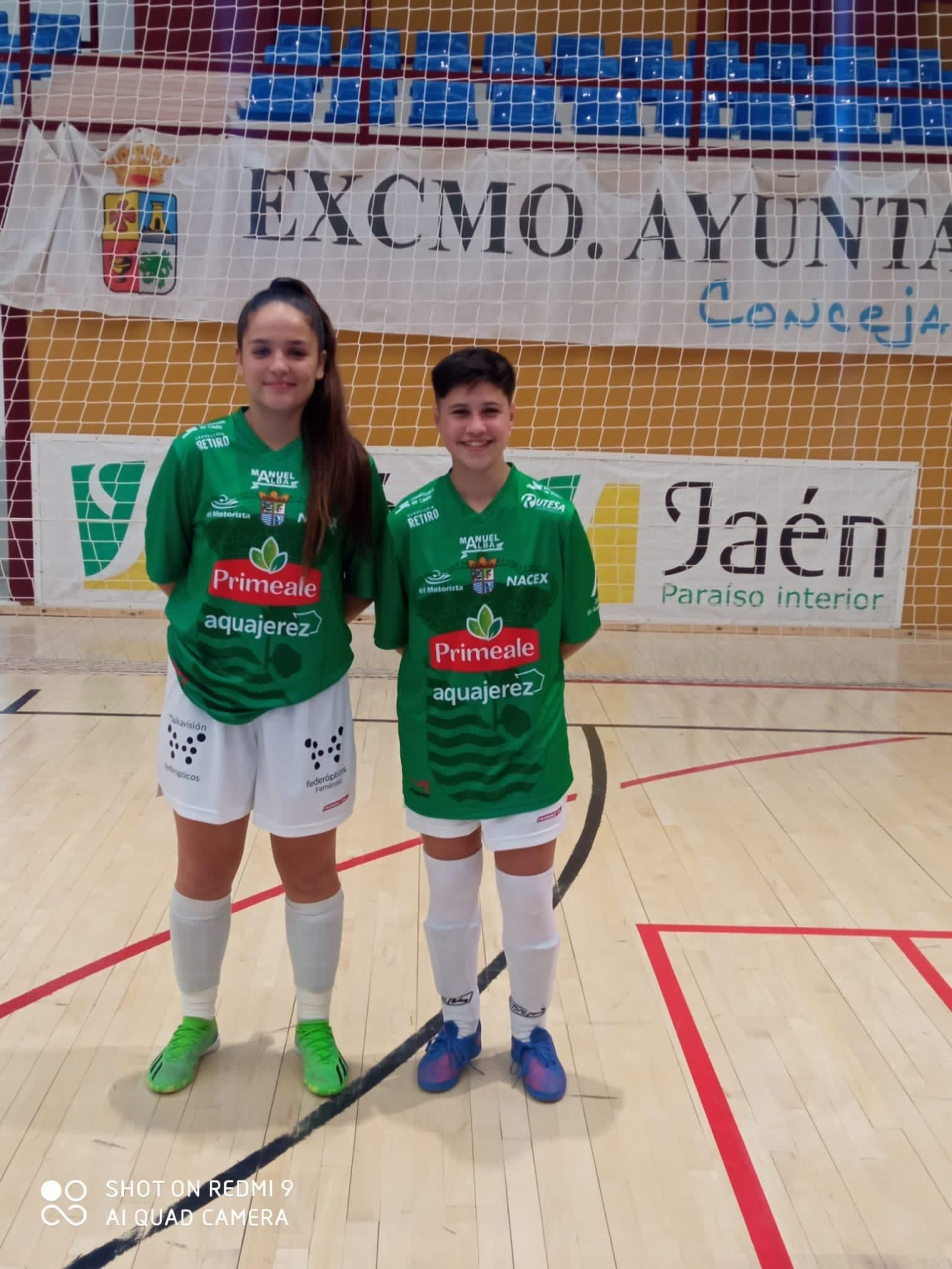 Las cateranas Daniela y Fátima, la jugadora más joven que debtuta en el primer equipo, se estrenaron en Martos.