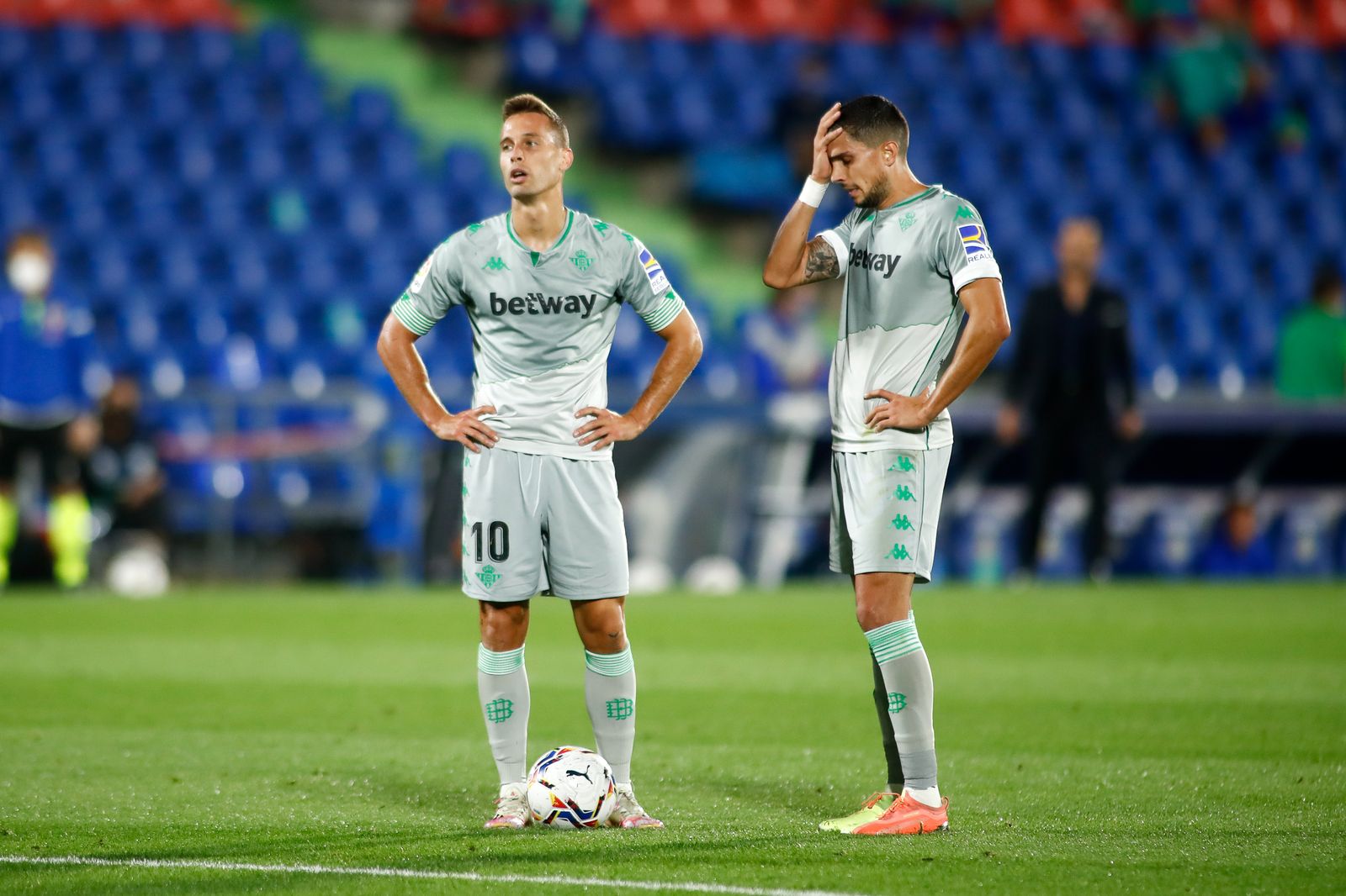 Canales y Bartra se lamentan tras un gol encajado.