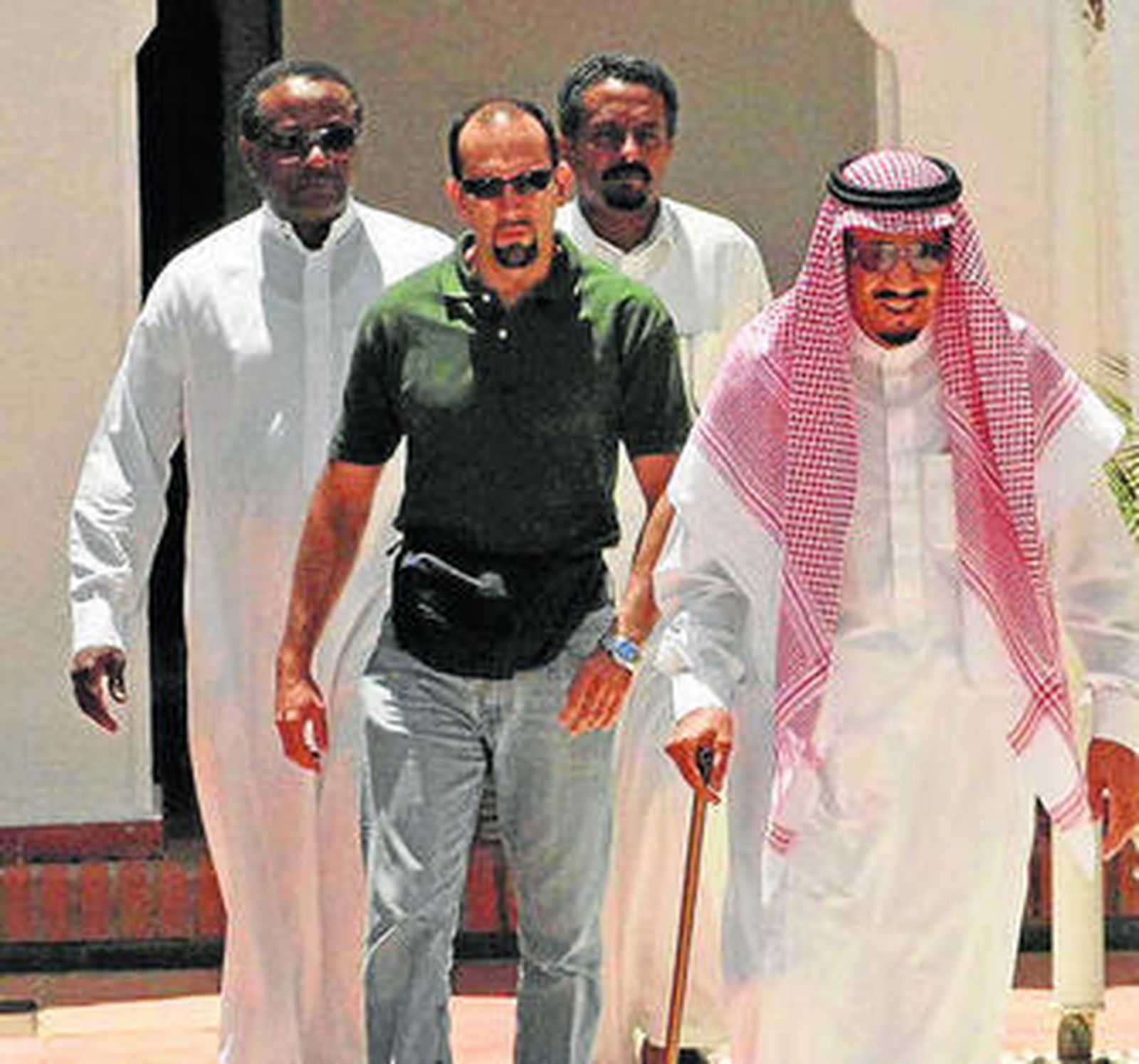 El príncipe saudí, a la derecha, a la salida de la Mezquita.