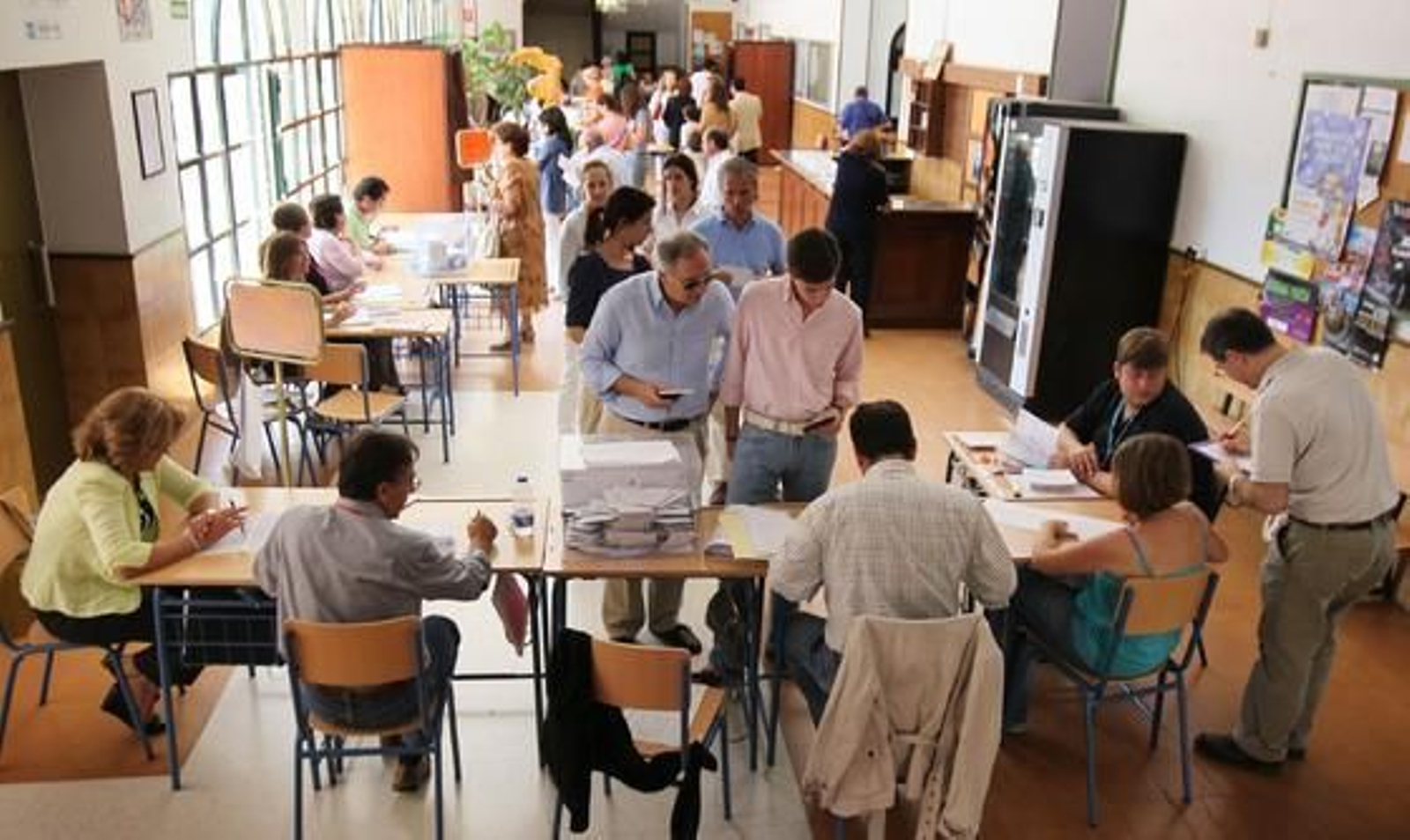 Mesas electorales en el instituto Padre Luis Coloma.

Foto: Miguel Ángel González