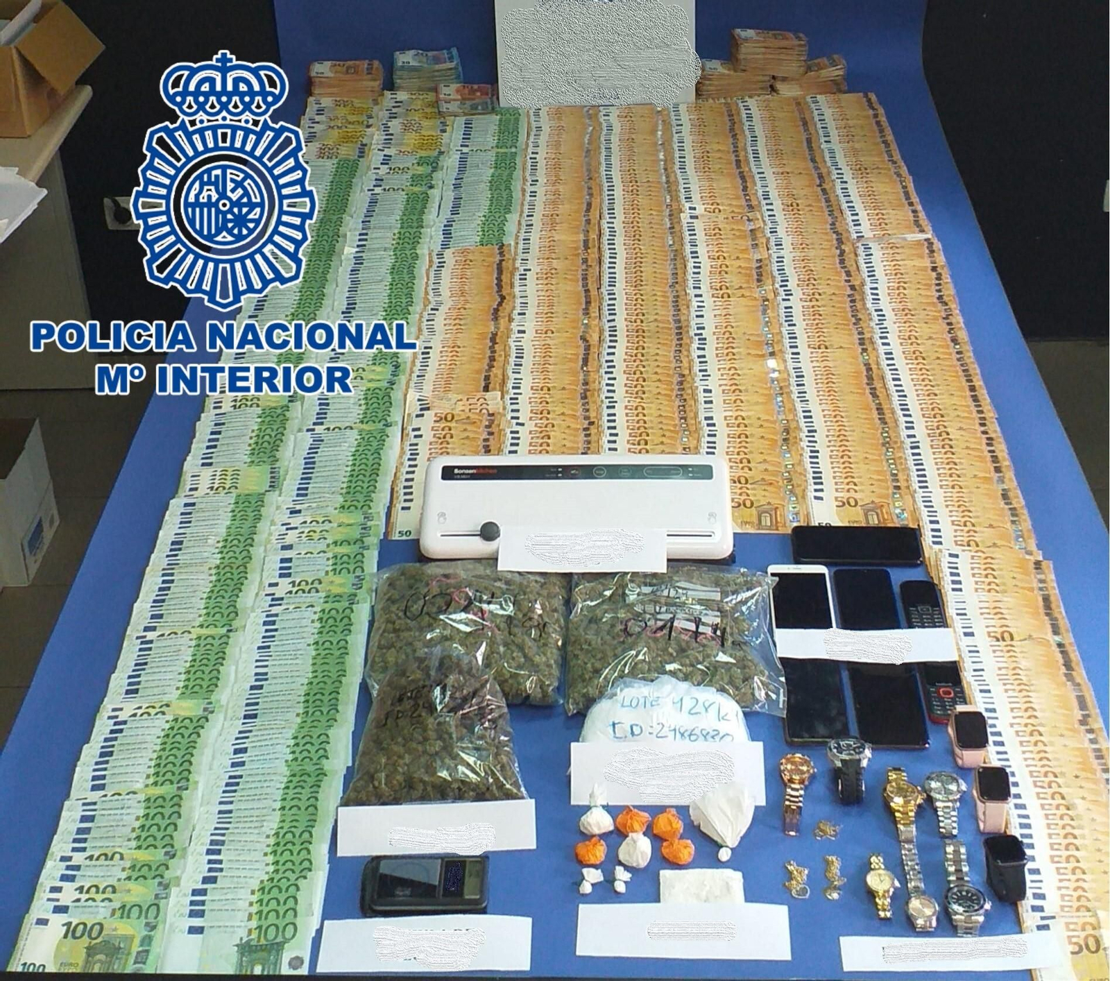 Droga, dinero y material incautados en la operación.