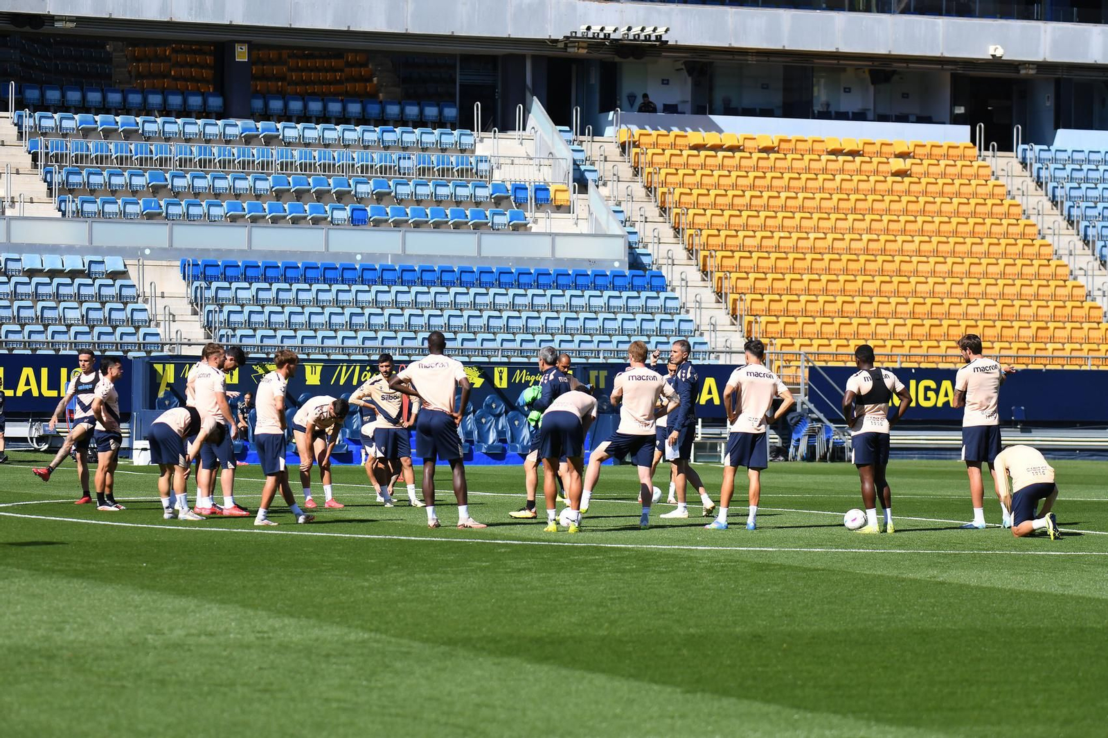 Plantilla del Cádiz en una sesión.