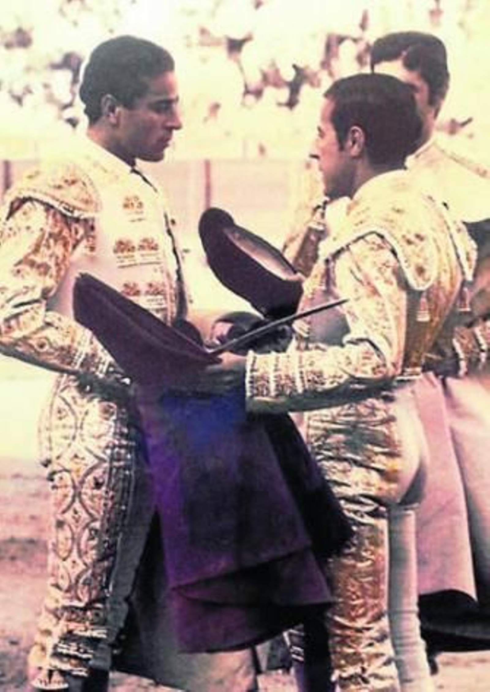 Rafael Roca recibe los trastos de manos de Manolo Vázquez con Jaime Ostos de testigo.