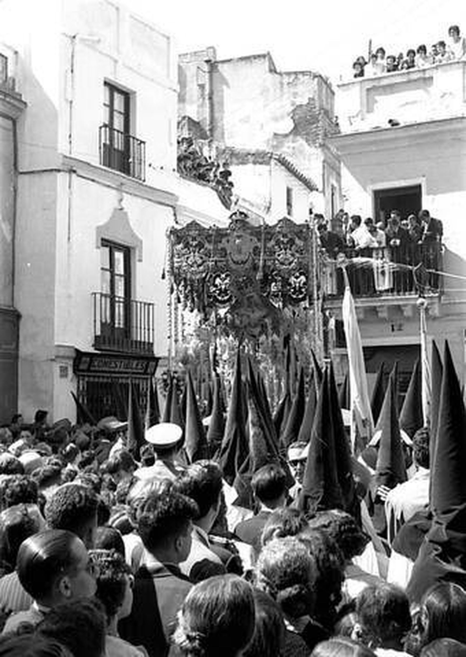 La Virgen de las Angustias llega a San Román por la calle Sol