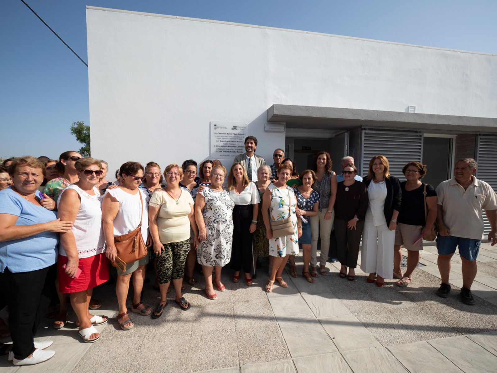 La presidenta de la Diputación y el alcalde vallense posan tras la inauguración del nuevo centro de barrio.