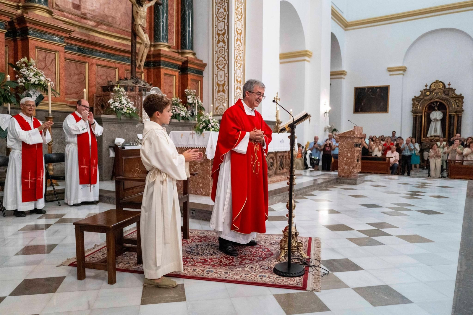 El padre José Albadalejo durante su última misa en la Iglesia de la Encarnación de Motril