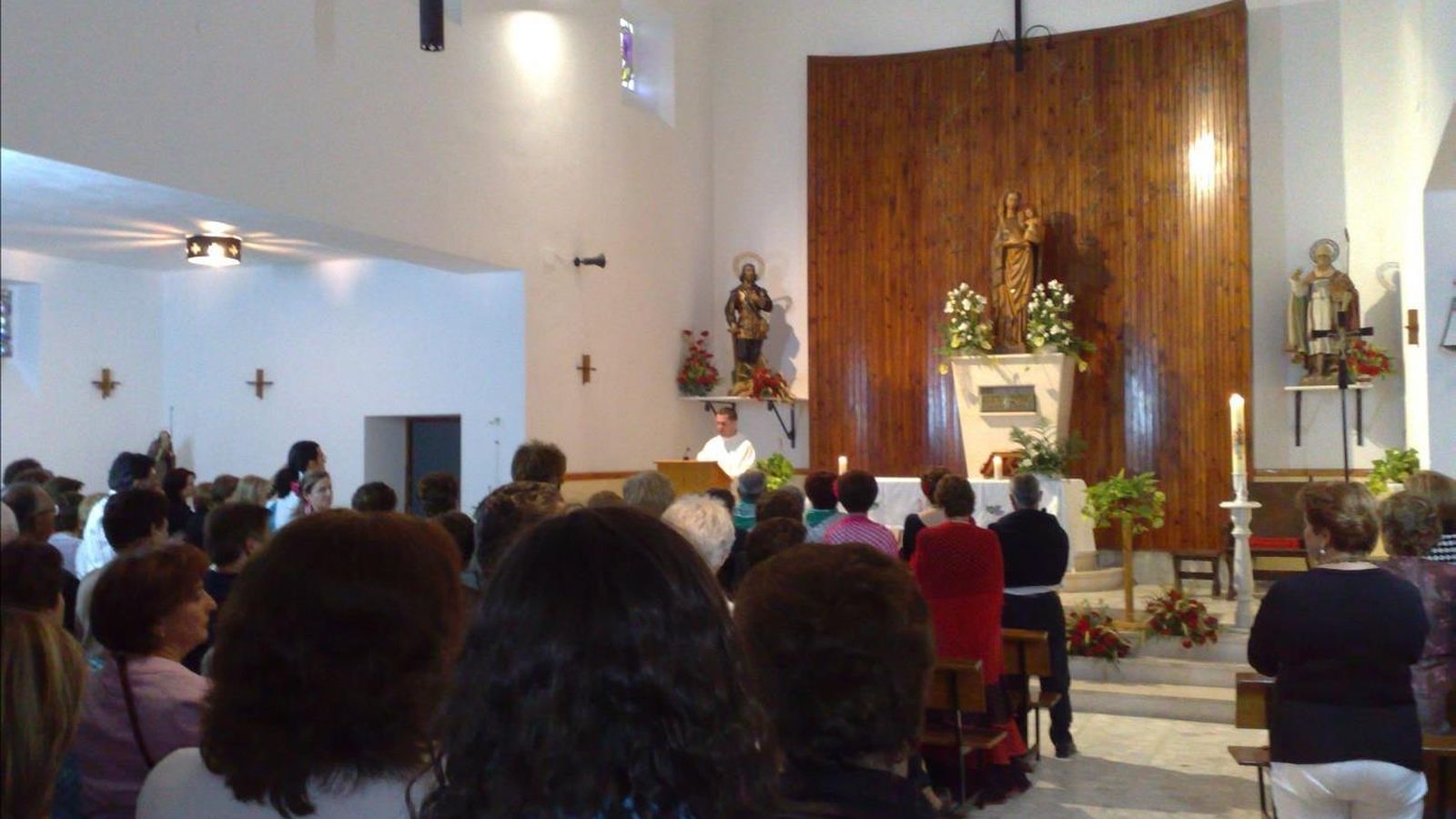 Así eran las misas, y así era la Iglesia, antes de la 'okupación' denunciada.