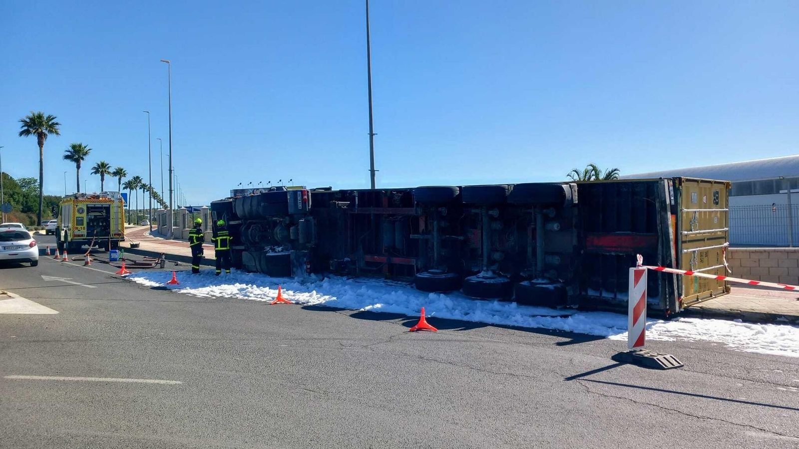 El camión de grandes dimensiones volcado sobre la calzada en El Puerto.