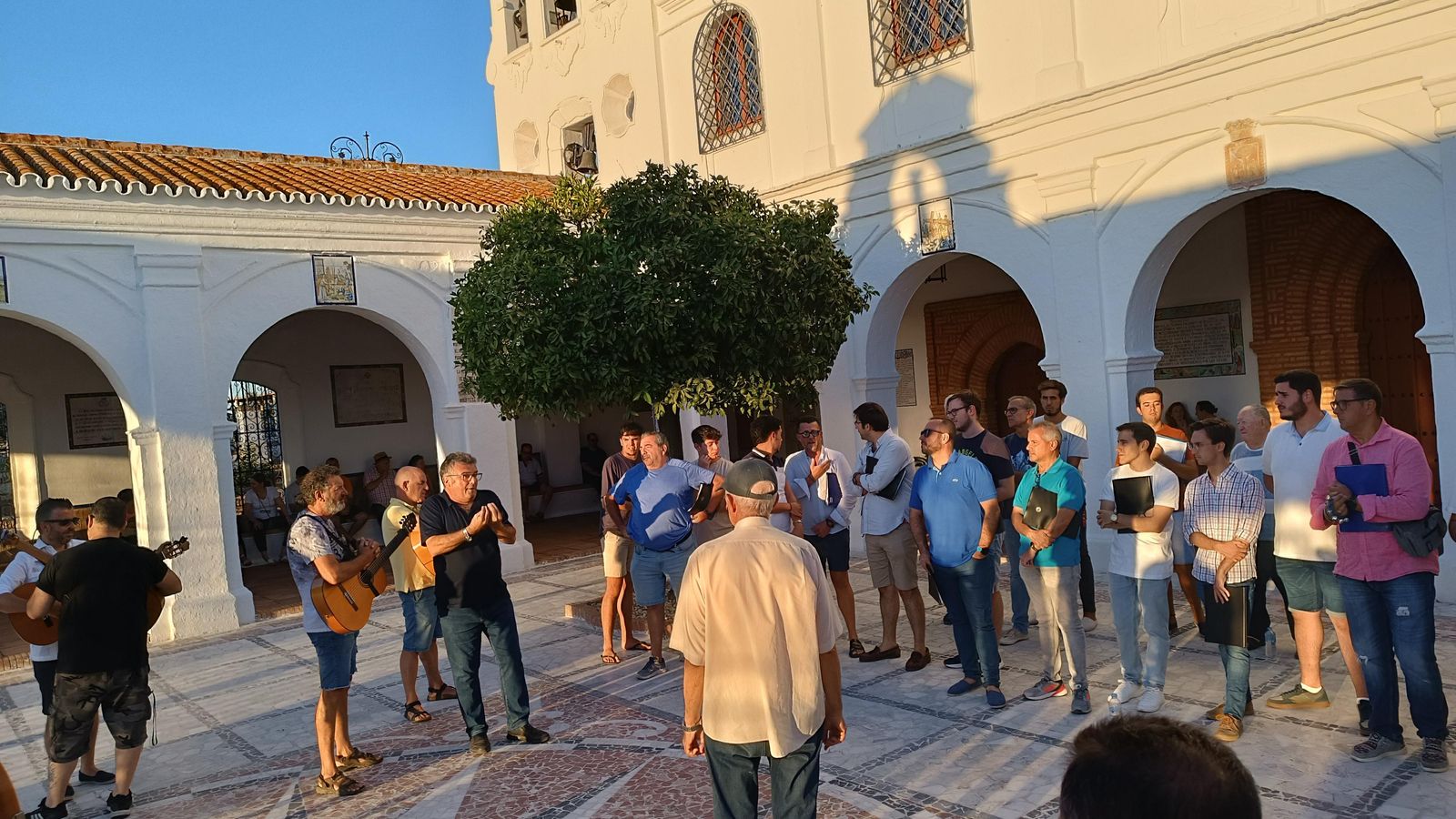 Ensayo de los Campanilleros de la Virgen de la Cinta en el patio del santuario.