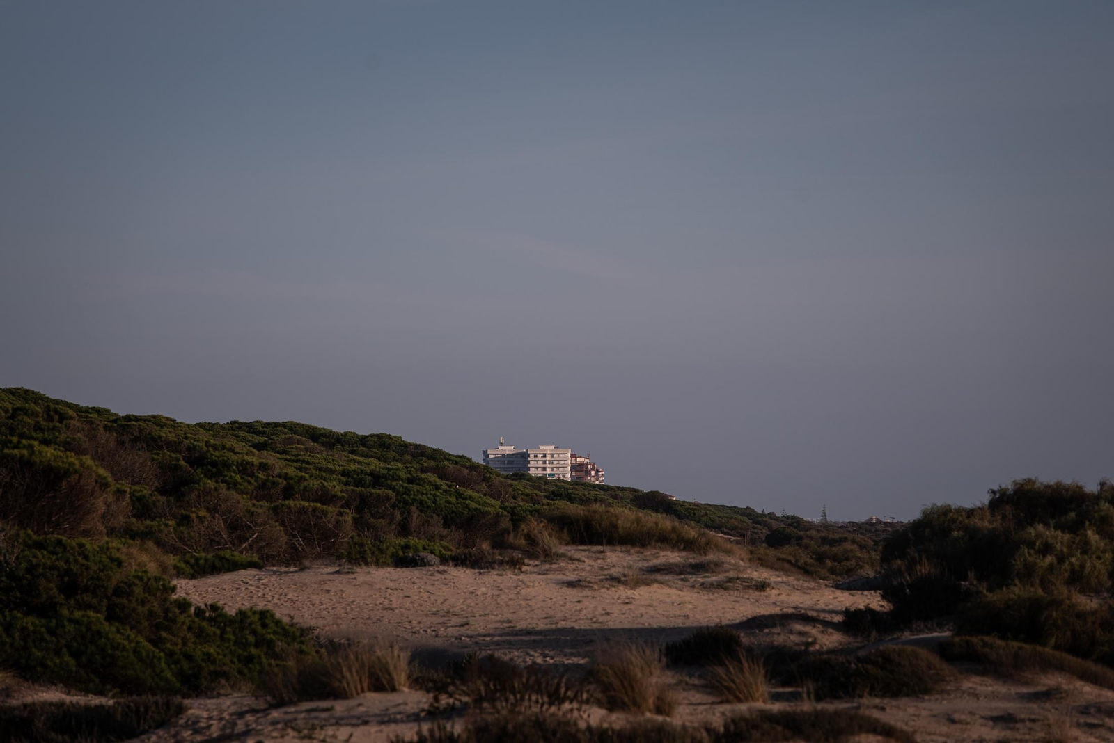 Una puesta de sol en la playa de Los Enebrales