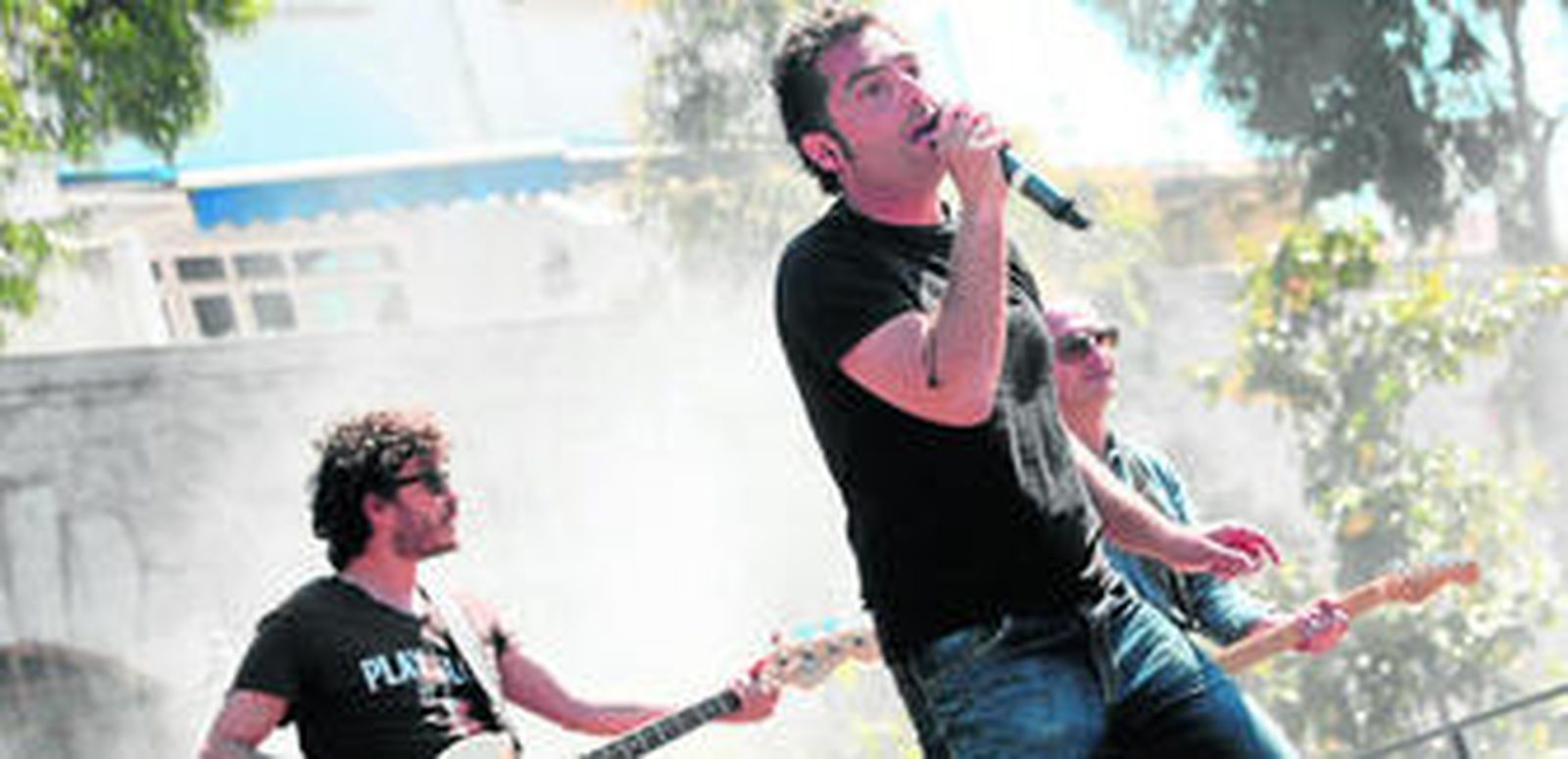 Los integrantes del grupo Taxi, ayer durante su actuación en la plaza Casemates de Gibraltar.