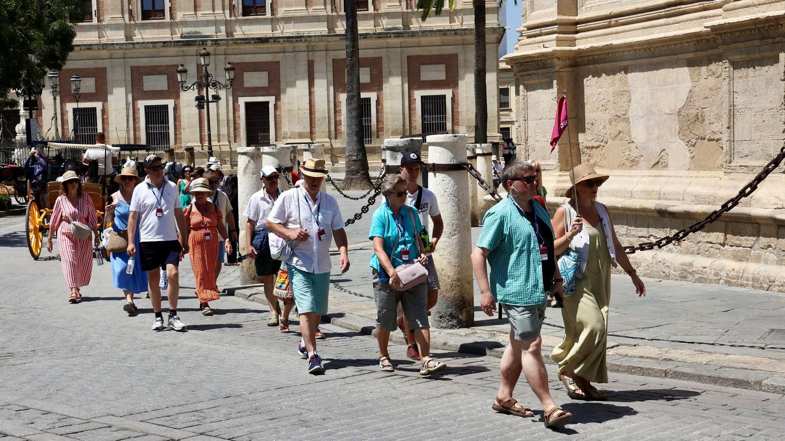 Un grupo de visitantes hace un recorrido guiado por el centro de la ciudad. Un grupo de visitantes hace un recorrido guiado por el centro de la ciudad.