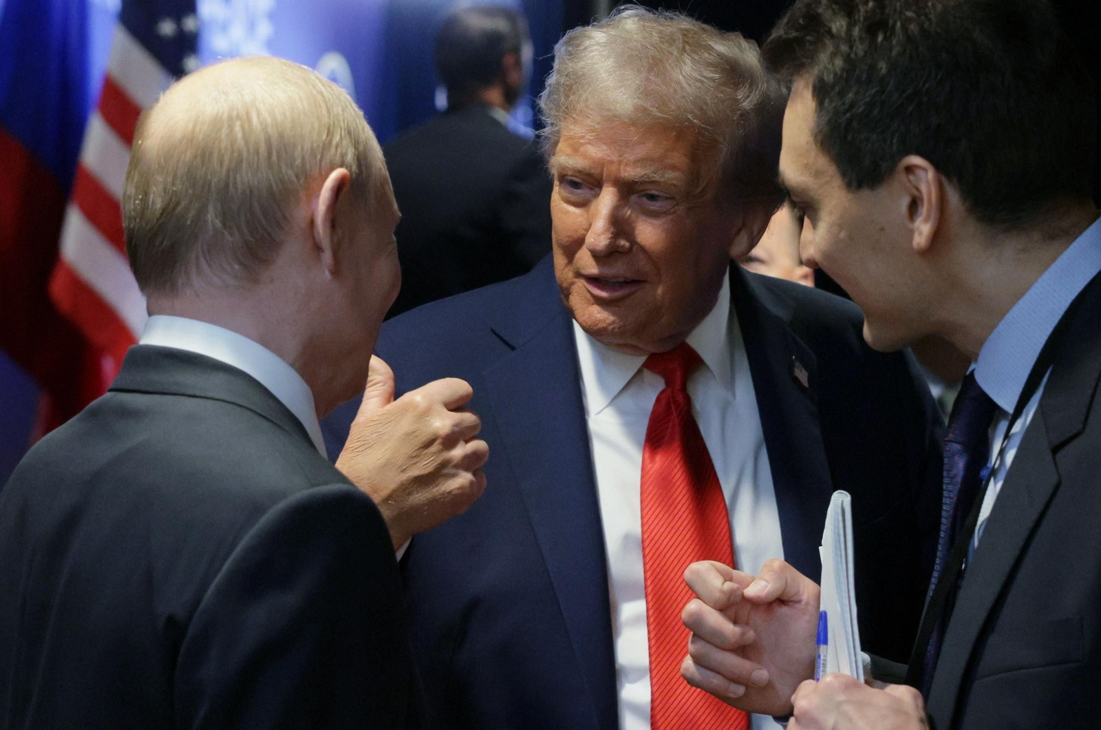 Donald Trump conversa con  Puntn durante su encuentro en Alaska.