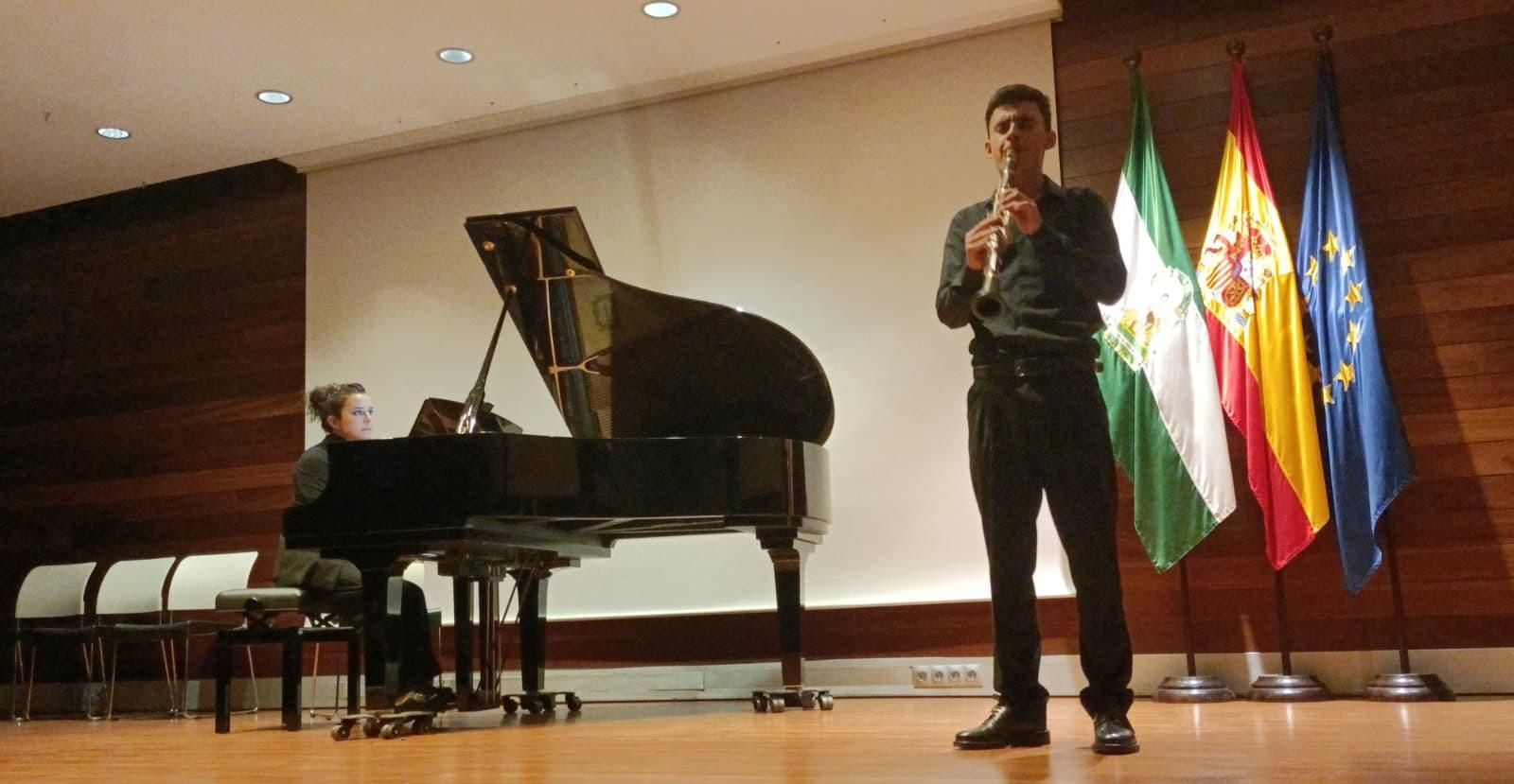 Moisés Pérez al clarinete con Raquel Sánchez al piano.