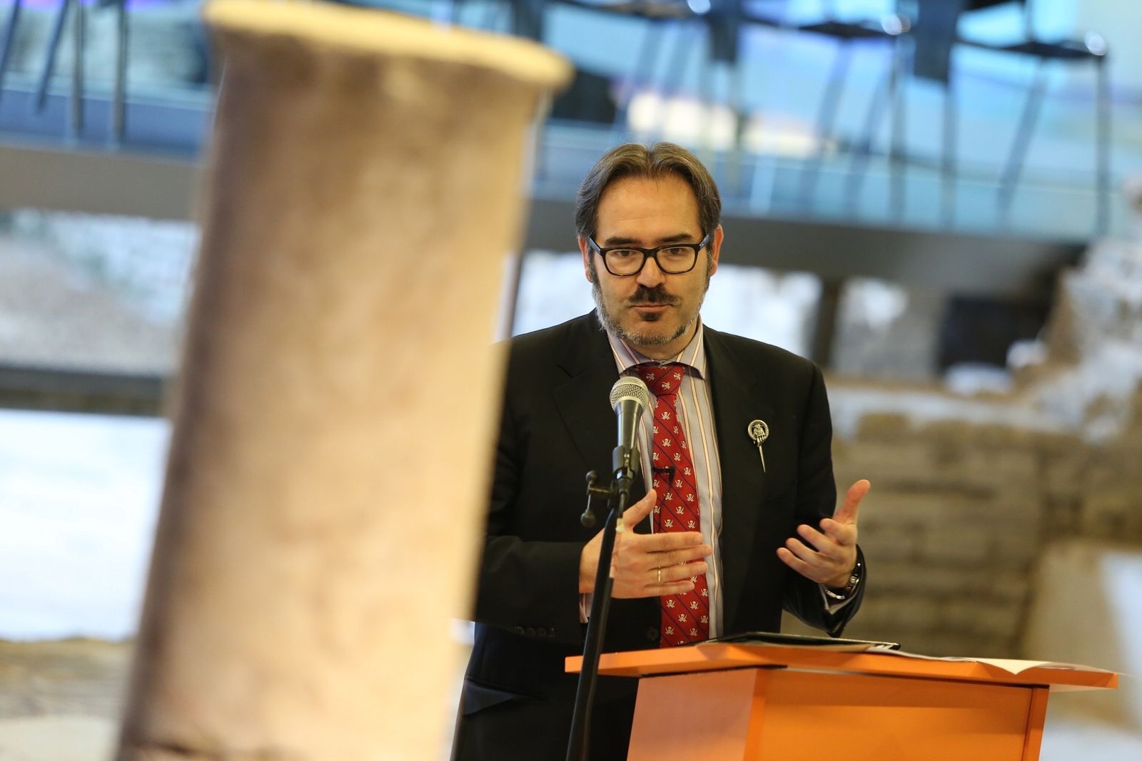 El profesor Alenza durante su ponencia en el Antiquarium.