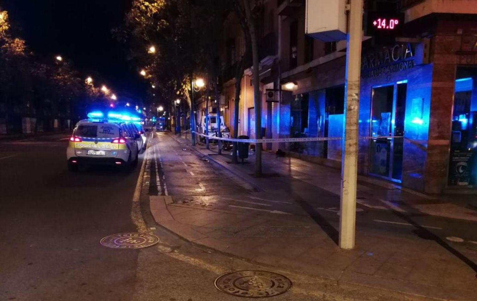 Varios vehículos de la Policía a la altura de la calle Recaredo donde ocurrió el accidente mortal.