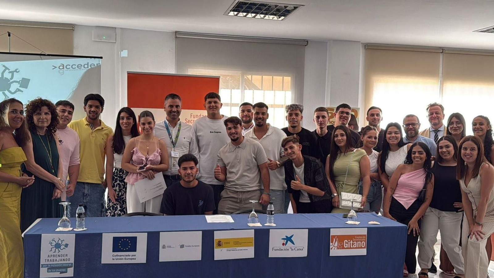 Los 24 participantes junto a Patricia Maldonado, Lorena Nieto Martínez y Mª Dolores Ramón Alonso.