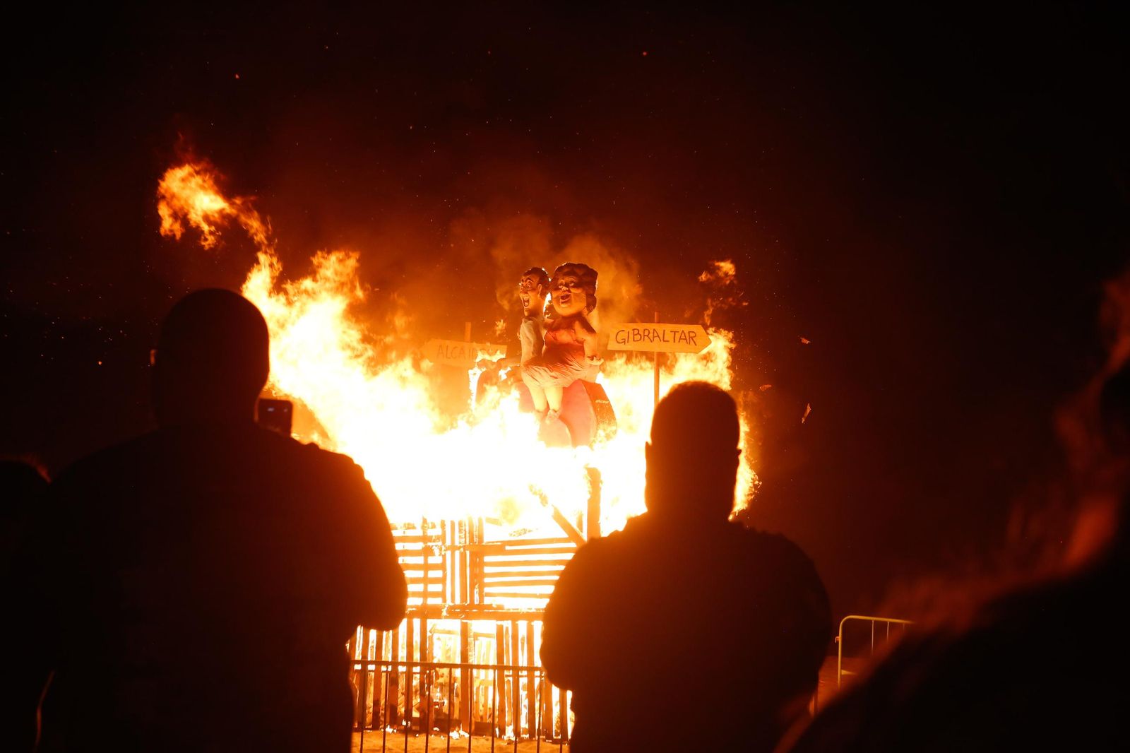 Fotos de la noche de San Juan en las playas de La Línea.