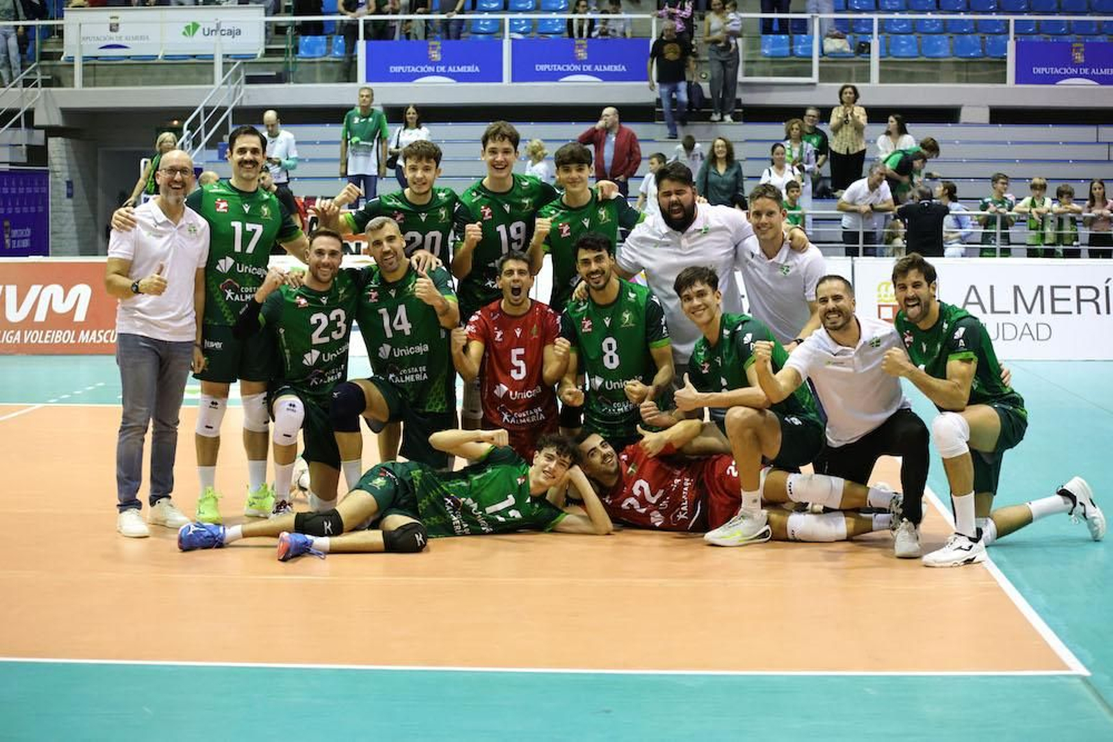 Los ahorradores celebran el triunfo ante Grupo Rafael Afonso San Roque sobre la pista del Moisés Ruiz.