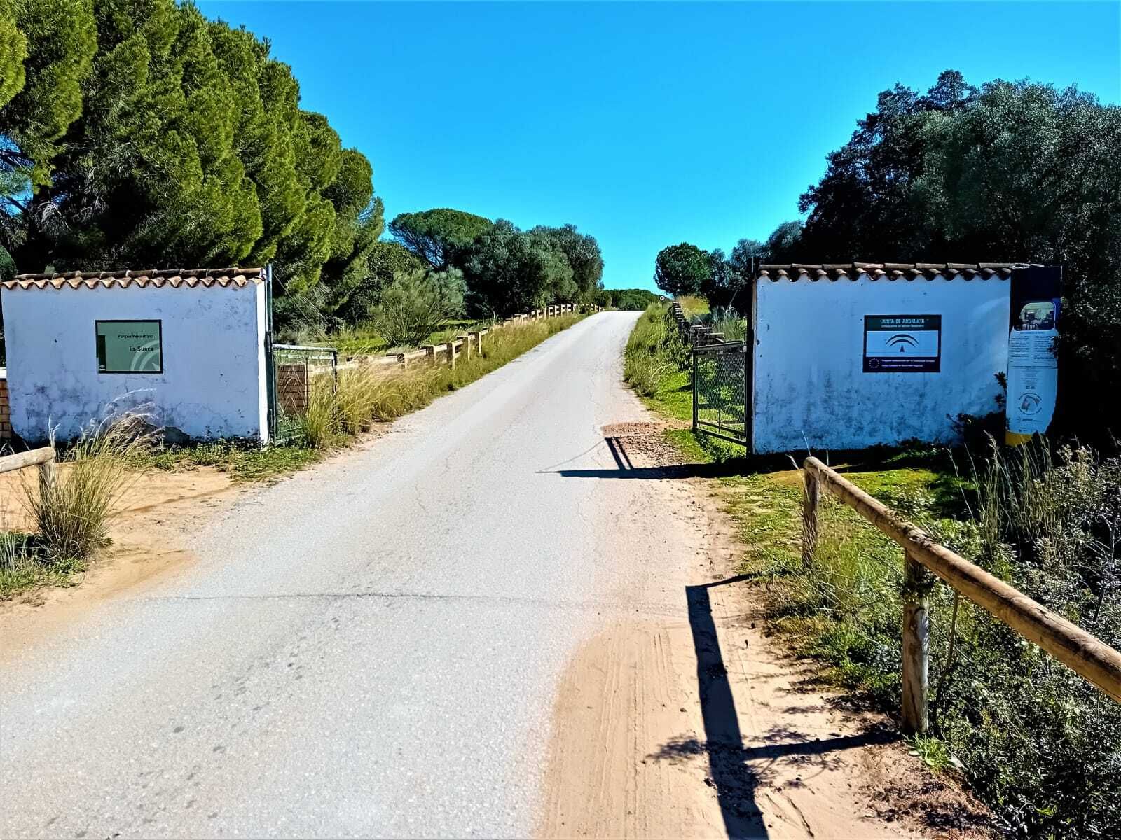 Acceso a La Suara, ubicado poco después del desvío que hay entre La Barca y Torrecera.