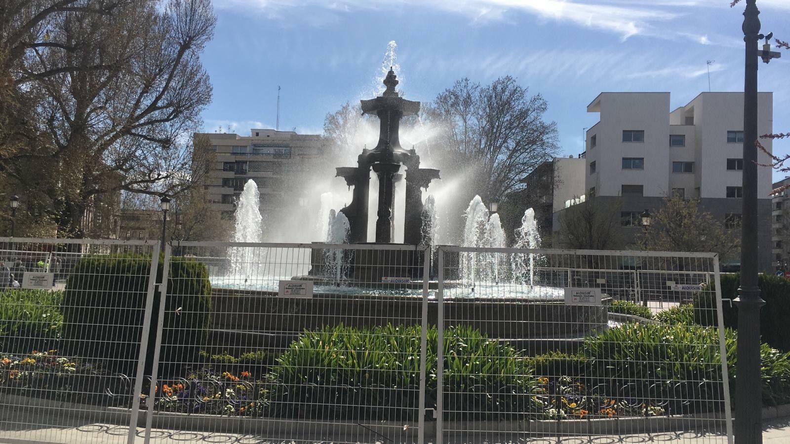 Las vallas rodean la Fuente de las Batallas a expensas de lo que pueda ocurrir en Los Cármenes.