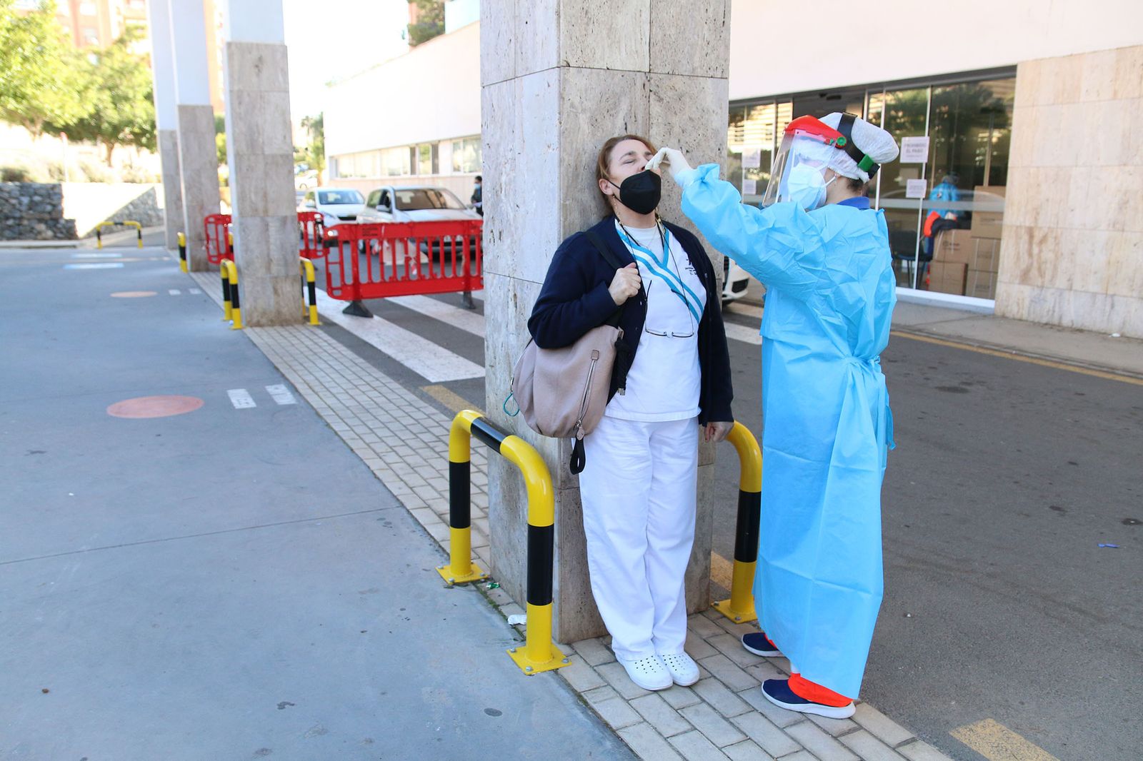 Realización de test de antígenos en la Bola Azul de Almería.