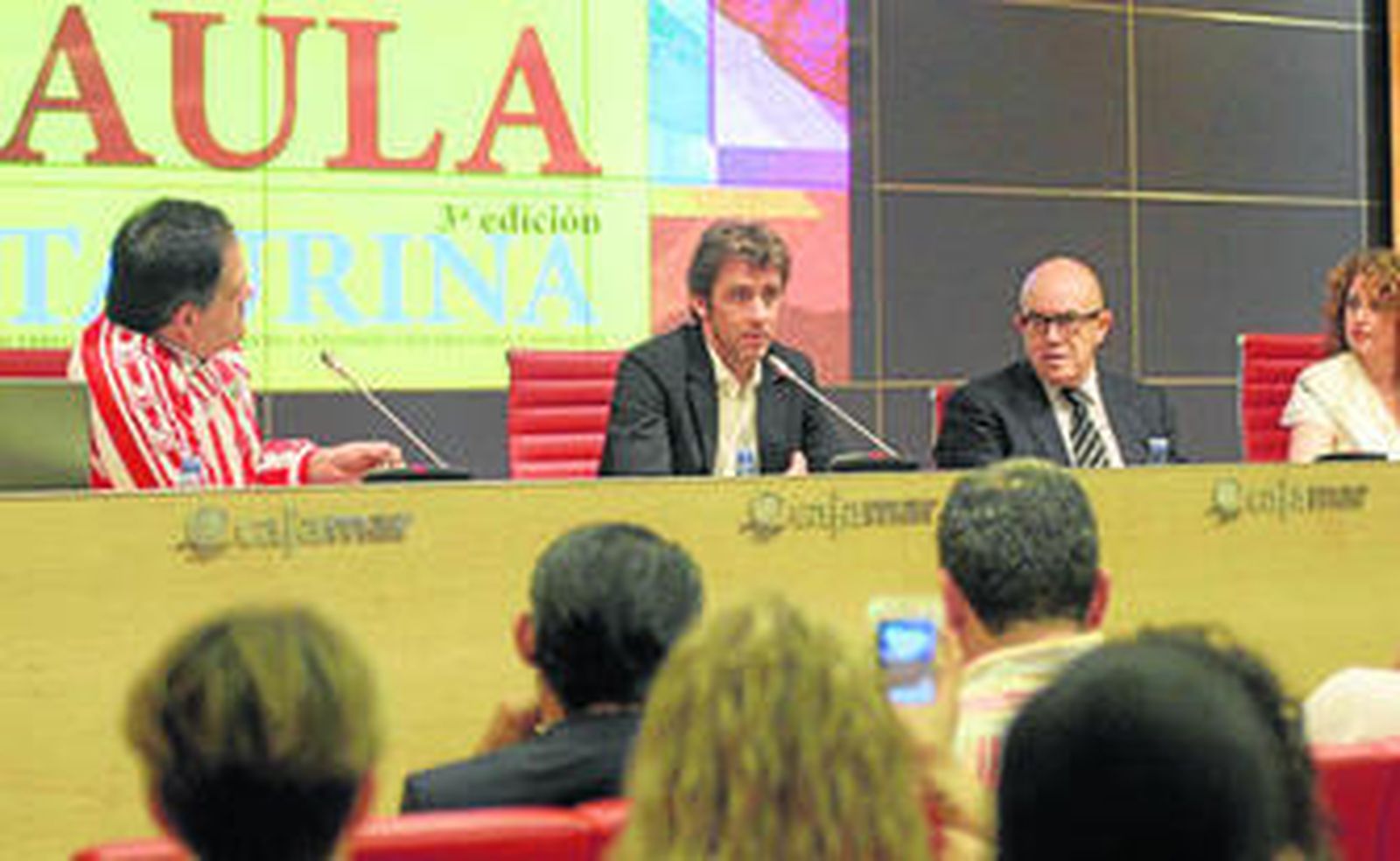 Hermoso de Mendoza durante su charla en el Aula Taurina de  la Universidad.