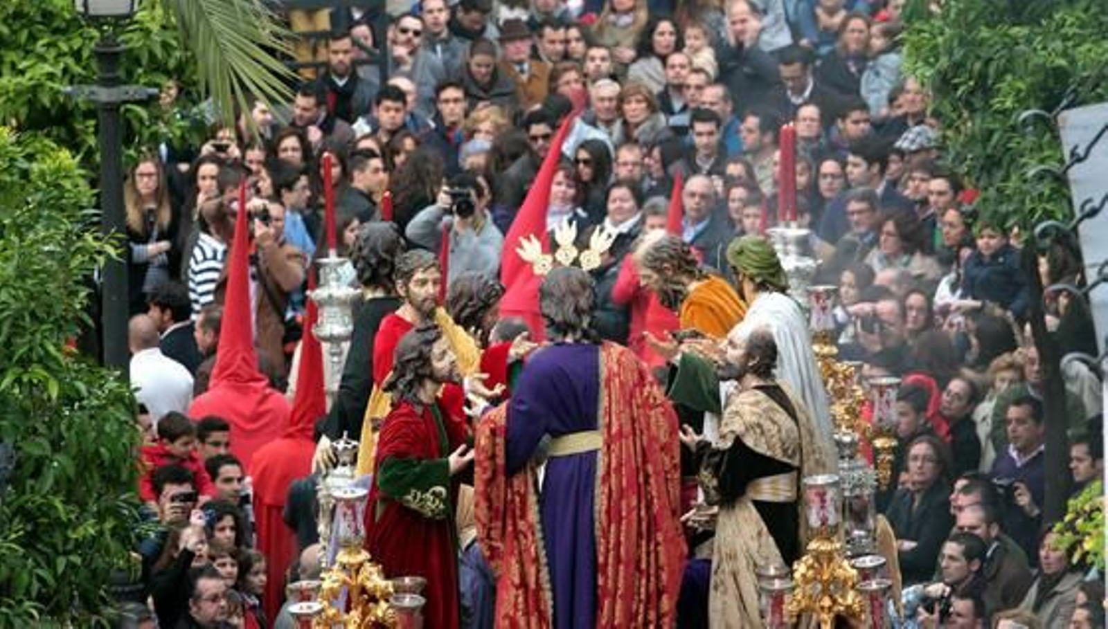 Una de las estampas más típicas del Lunes Santo, el misterio de La Cena bajando hasta la plaza Rafael Rivero entre los naranjos de San Marcos.

Foto: Miguel Angel Gonzalez