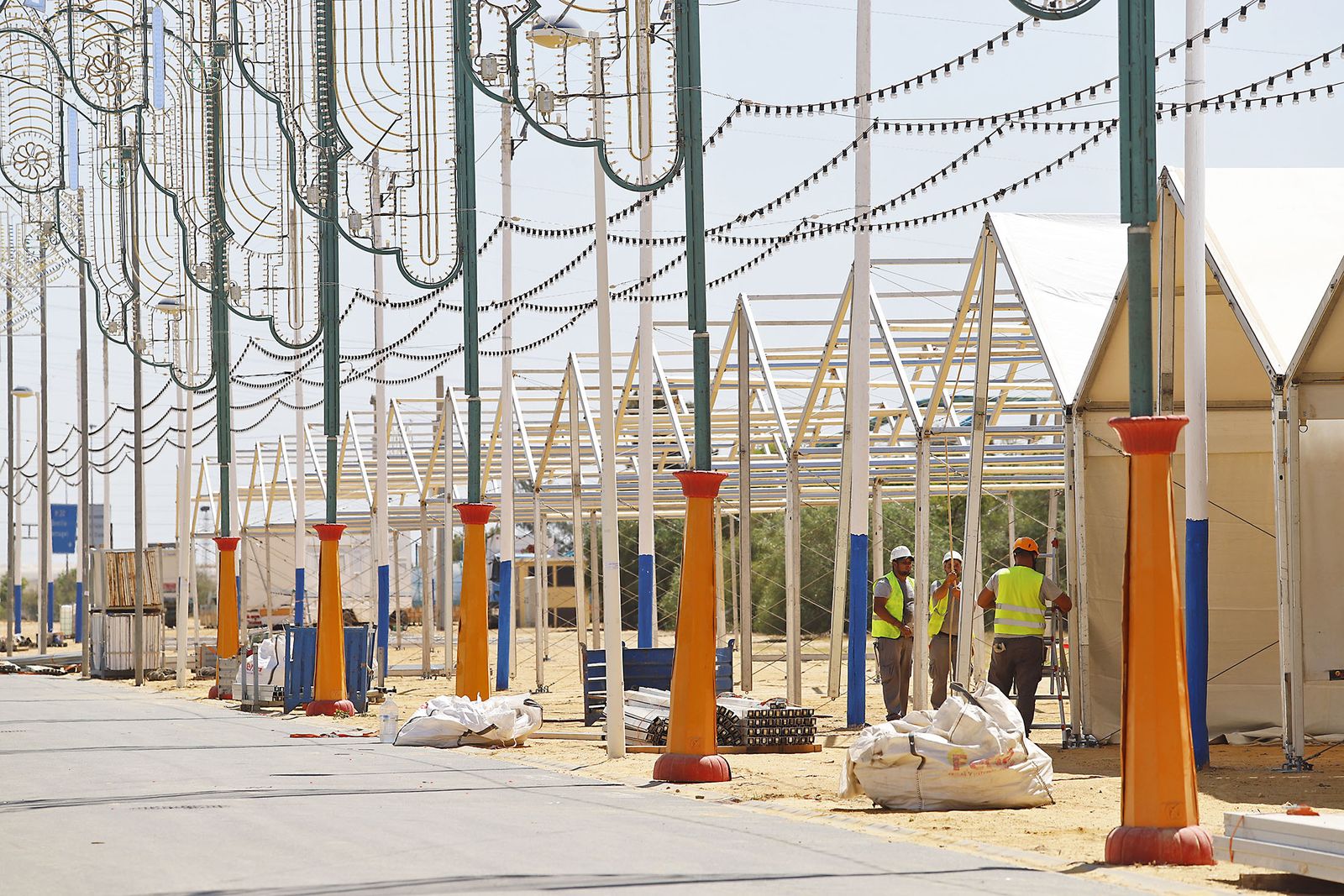 Visita al recinto ferial para supervisar los preparativos de cara a la celebración de las Fiestas Colombinas 2023