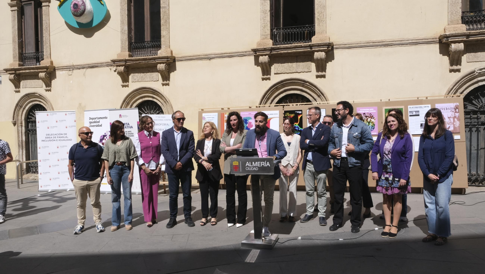 Lectura del manifiesto del Día Internacional contra la Homofobia en Almería, en imágenes